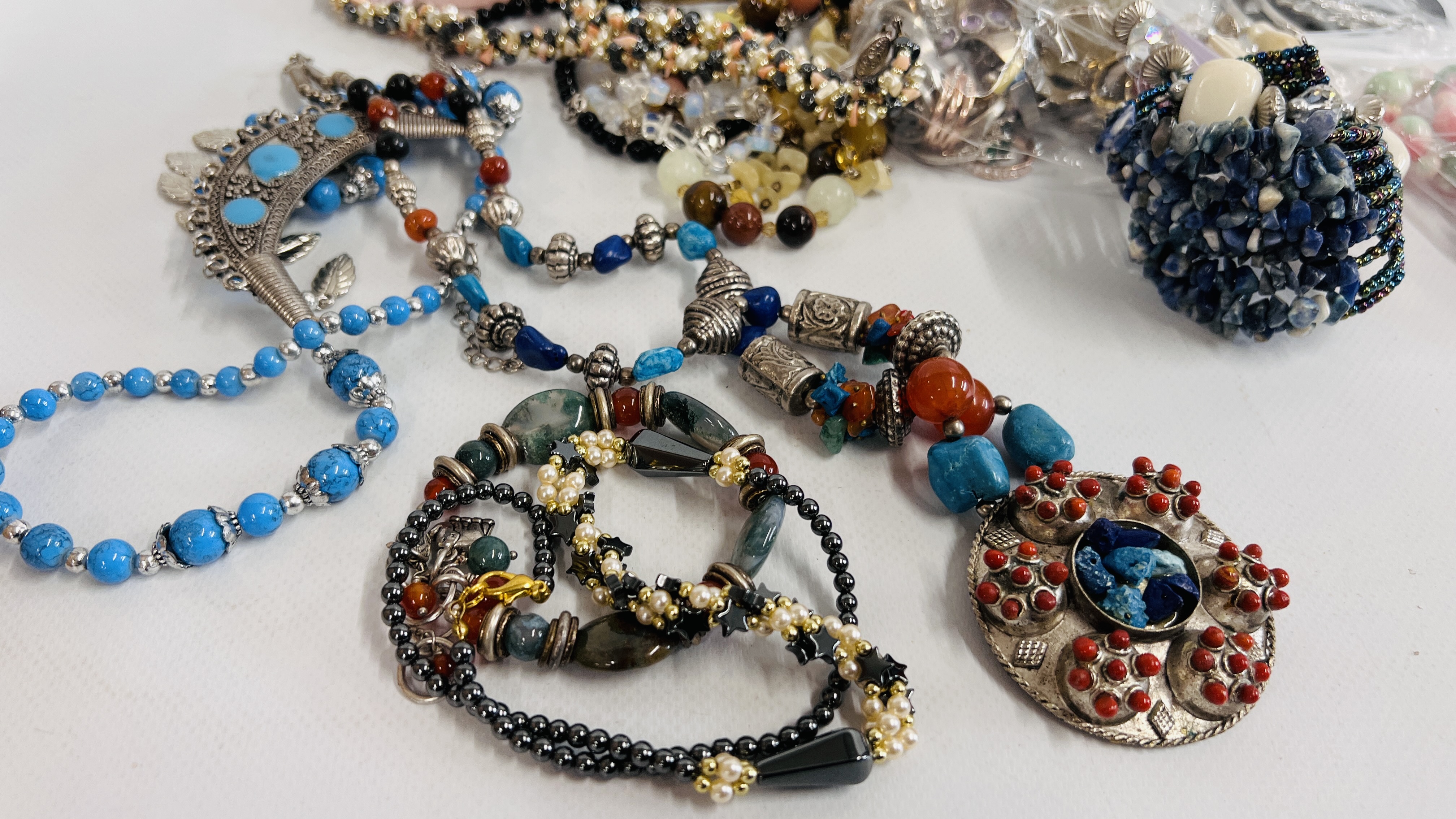 COLLECTION OF MIXED COSTUME JEWELLERY TO INCLUDE BEADS AND BANGLES ETC. - Image 9 of 11