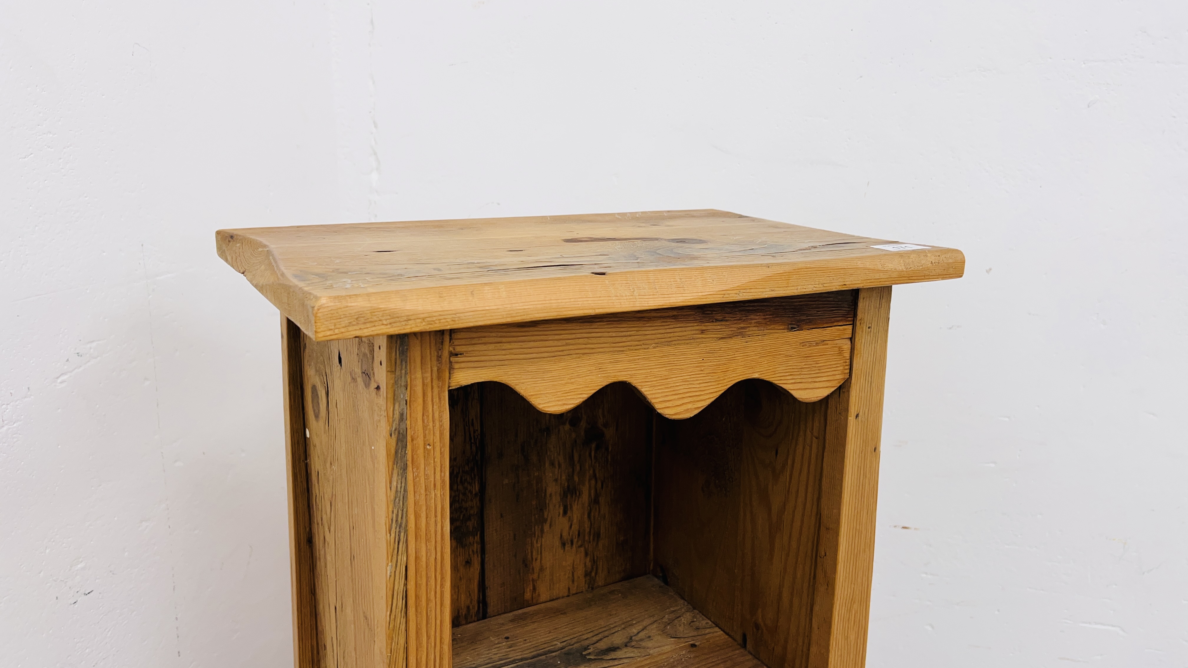 A 3 TIER RUSTIC PINE STAND H 123CM X D 29.5CM X W 44CM. - Image 3 of 7