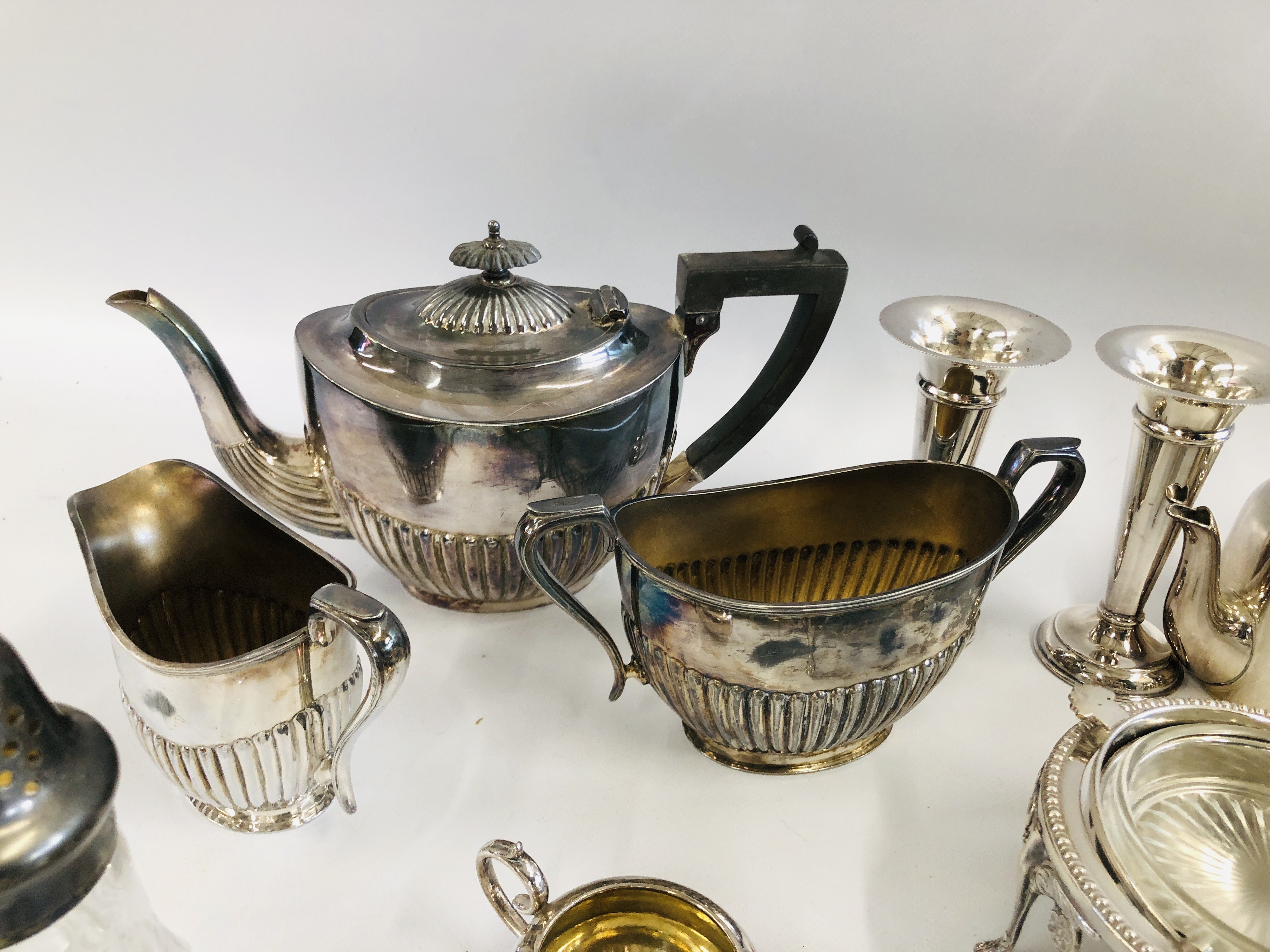 A GROUP OF ASSORTED MAINLY VINTAGE SILVER PLATED WARES TO INCLUDE CRUETS, TOAST RACK, ASH TRAYS, - Image 9 of 10