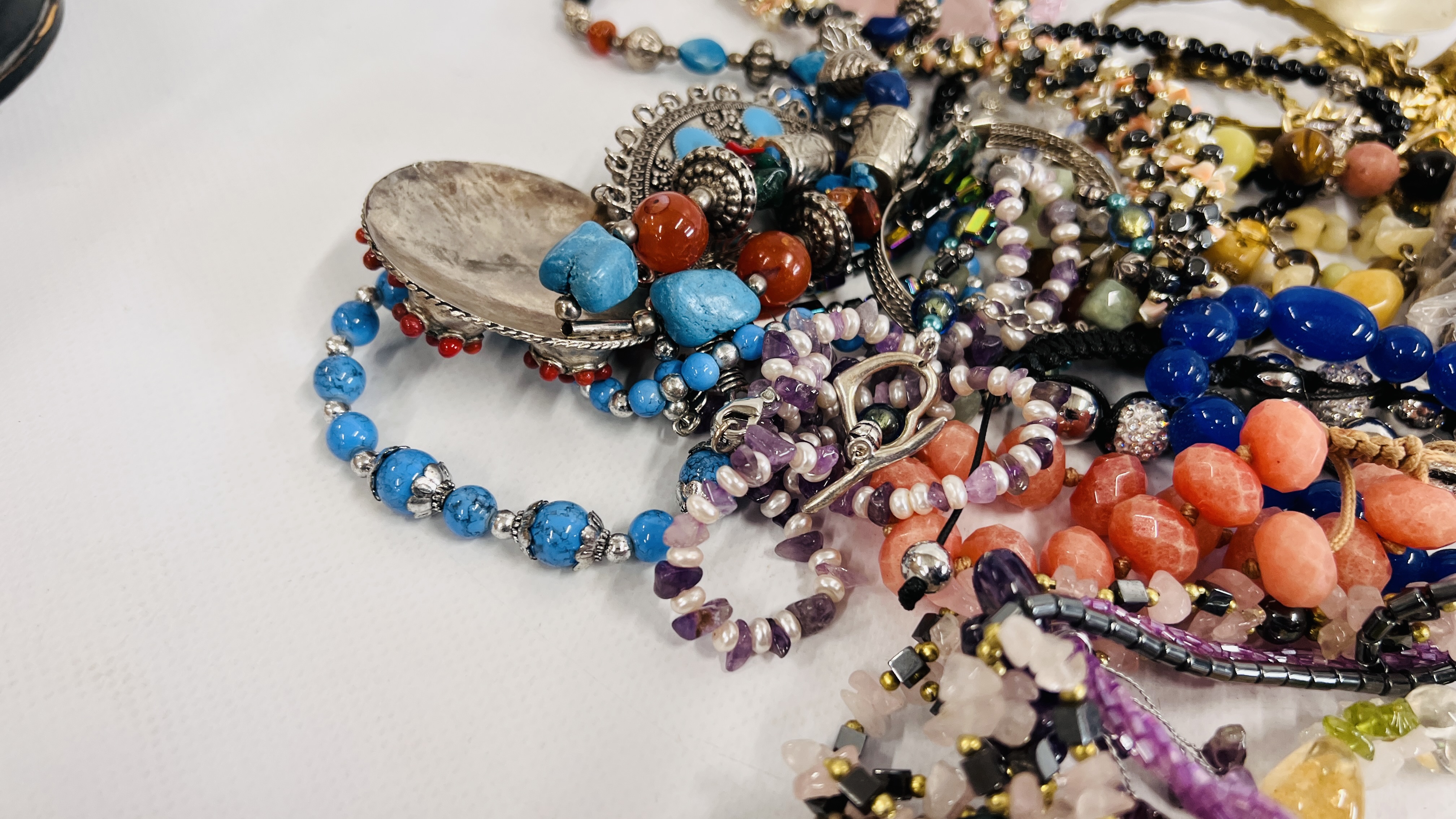 COLLECTION OF MIXED COSTUME JEWELLERY TO INCLUDE BEADS AND BANGLES ETC. - Image 7 of 11