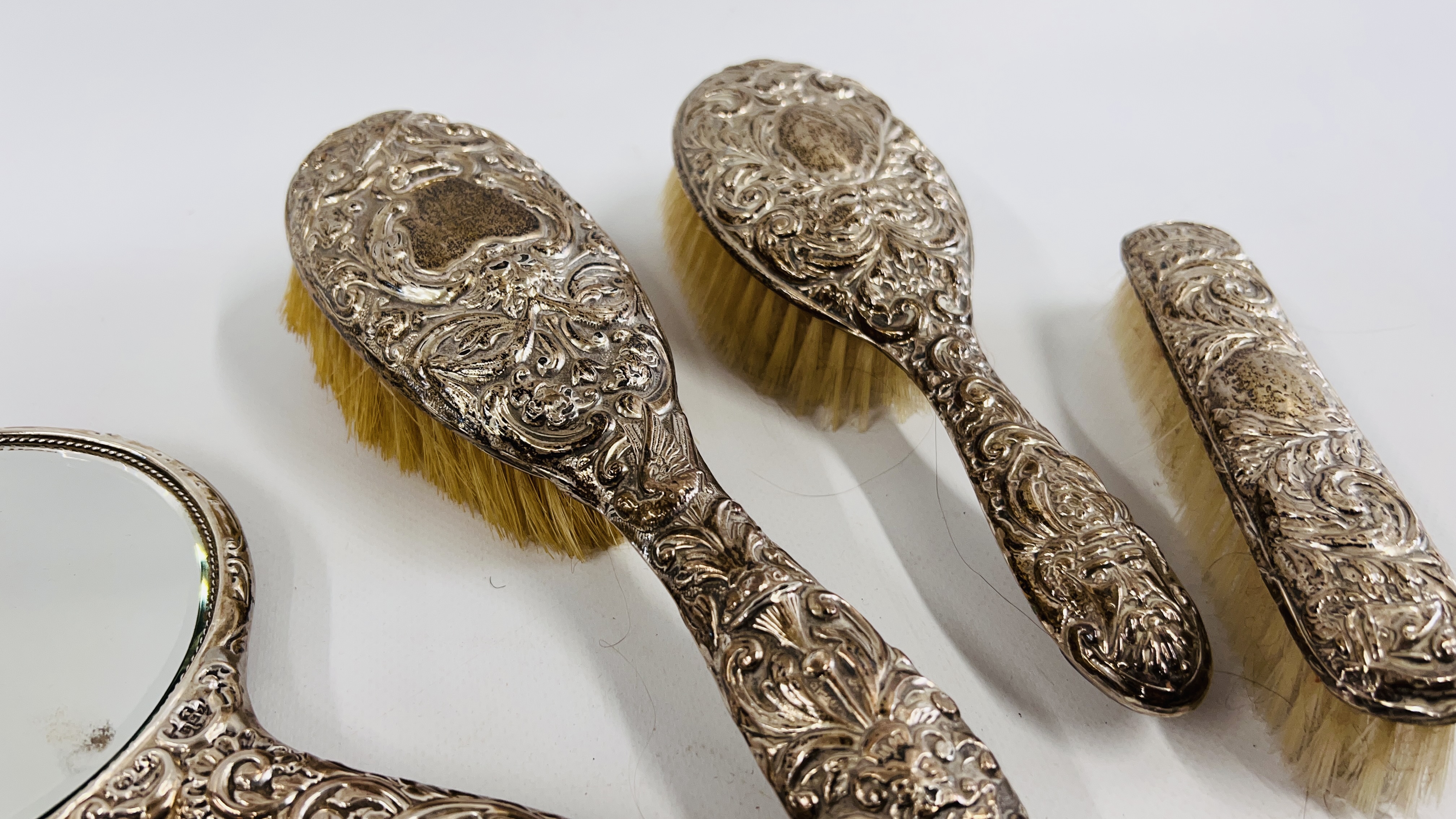 A VINTAGE 5 PIECE SILVER BACKED DRESSING TABLE SET, BIRMINGHAM ASSAY. - Image 5 of 12