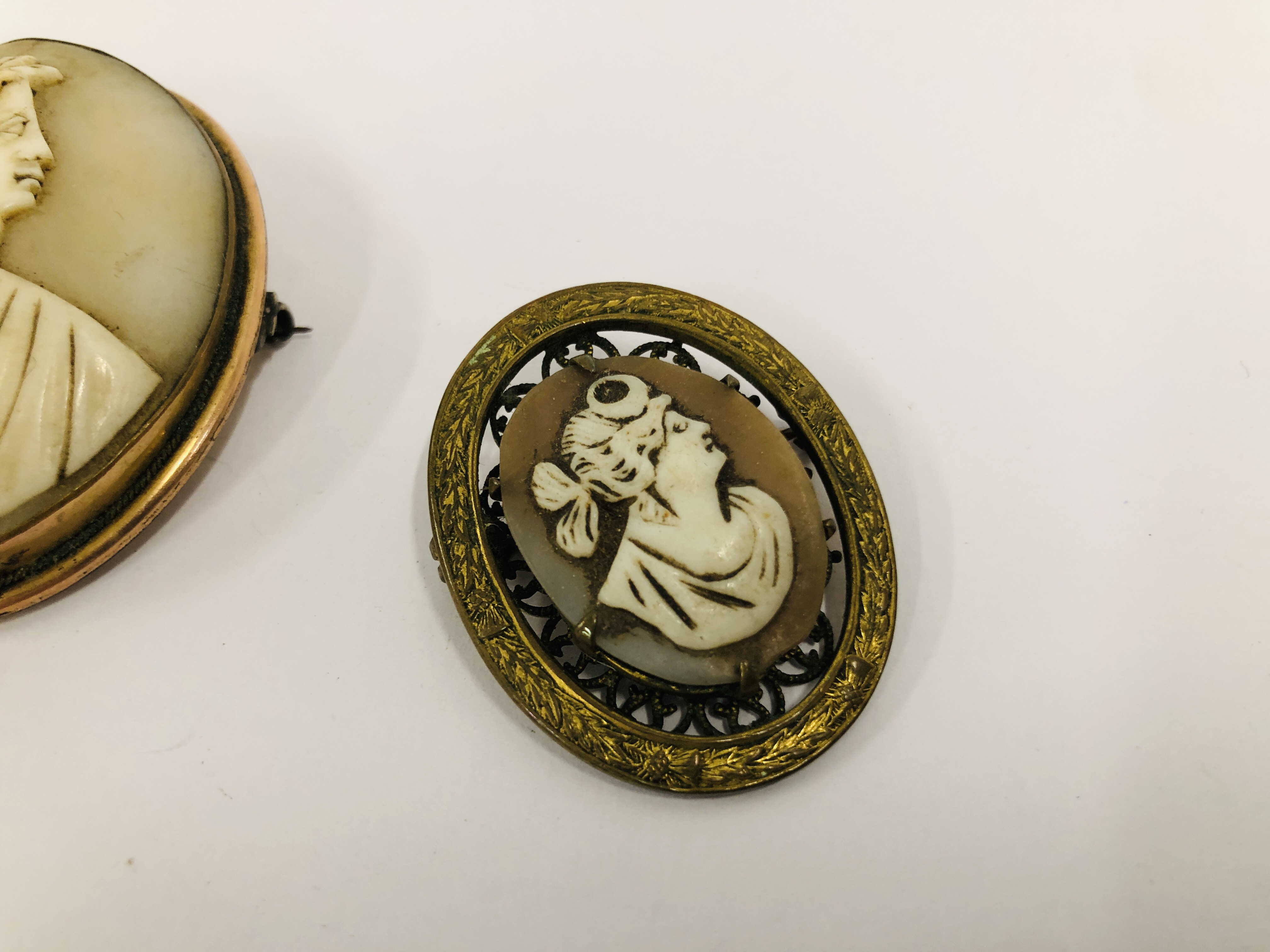 A VINTAGE CAMEO BROOCH IN AN OVAL MOUNT + ONE OTHER - Image 2 of 10