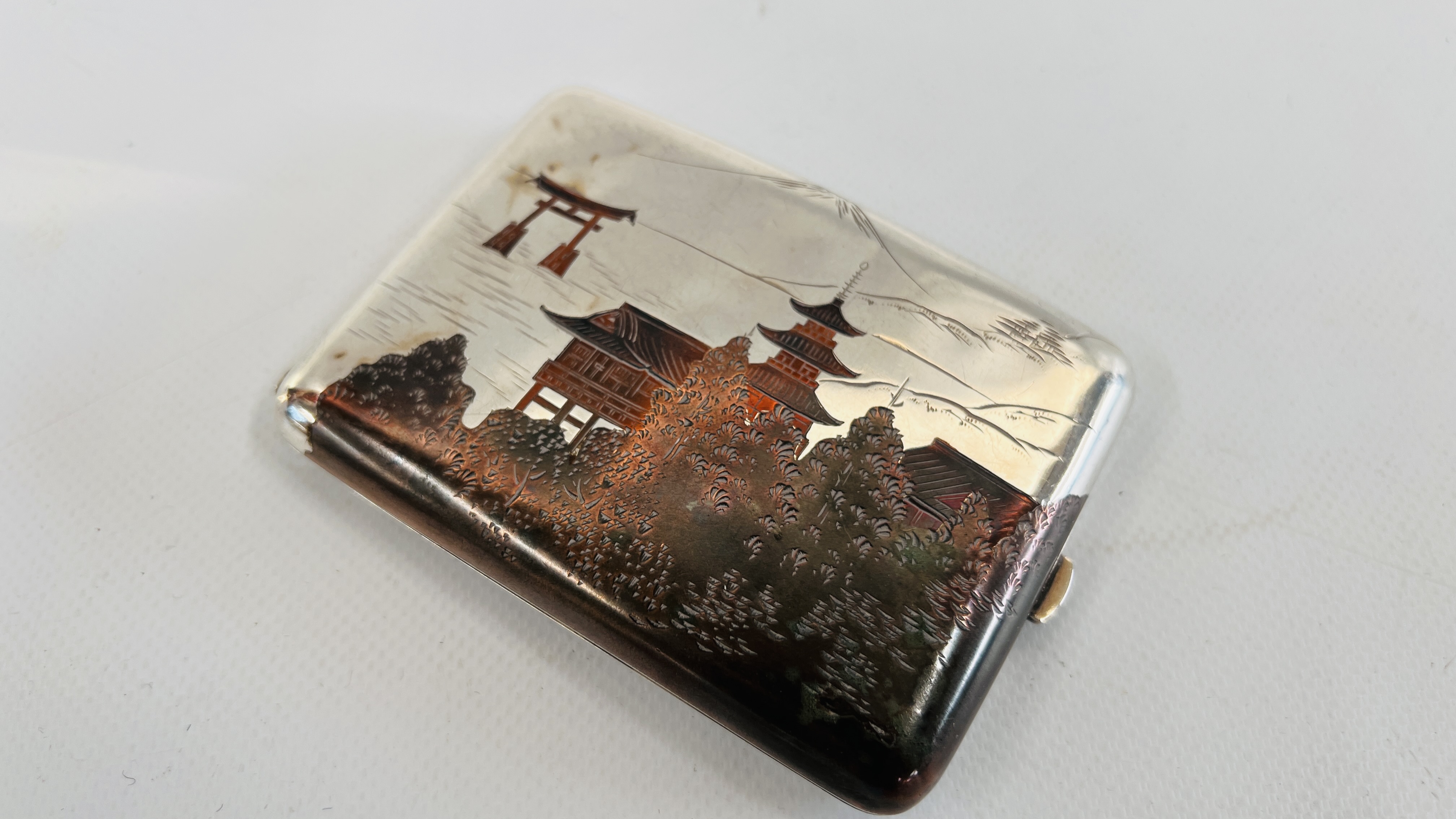 A JAPANESE STYLE SILVER AND MIXED METAL CIGARETTE CASE. L 11.5CM. X H 8CM. - Image 2 of 5