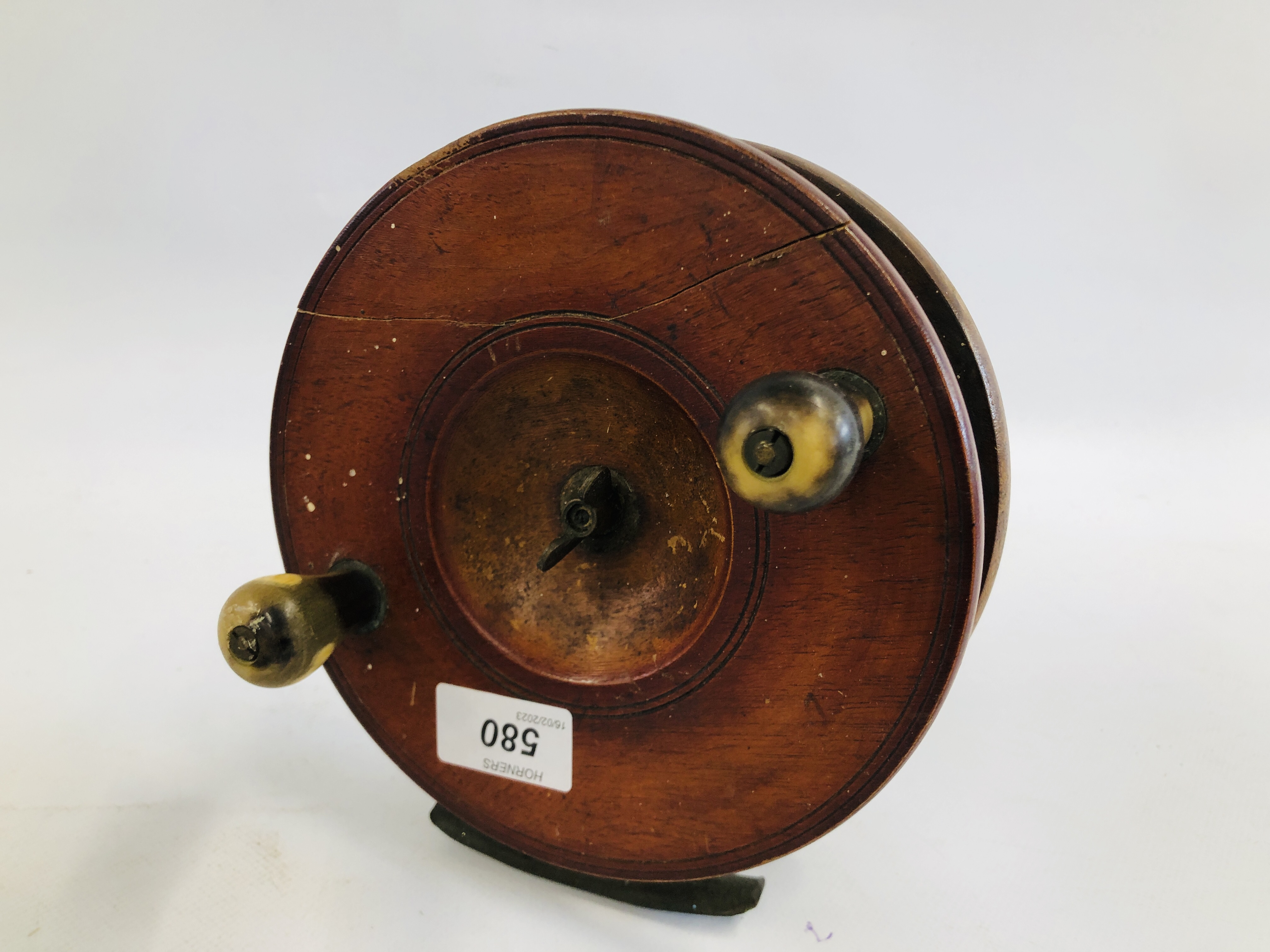 TWO "ALVEY" CENTRE PIN REELS TO INCLUDE SNAPPER REEL ALONG WITH A VINTAGE BRASS MOUNTED CENTRE PIN - Image 8 of 12