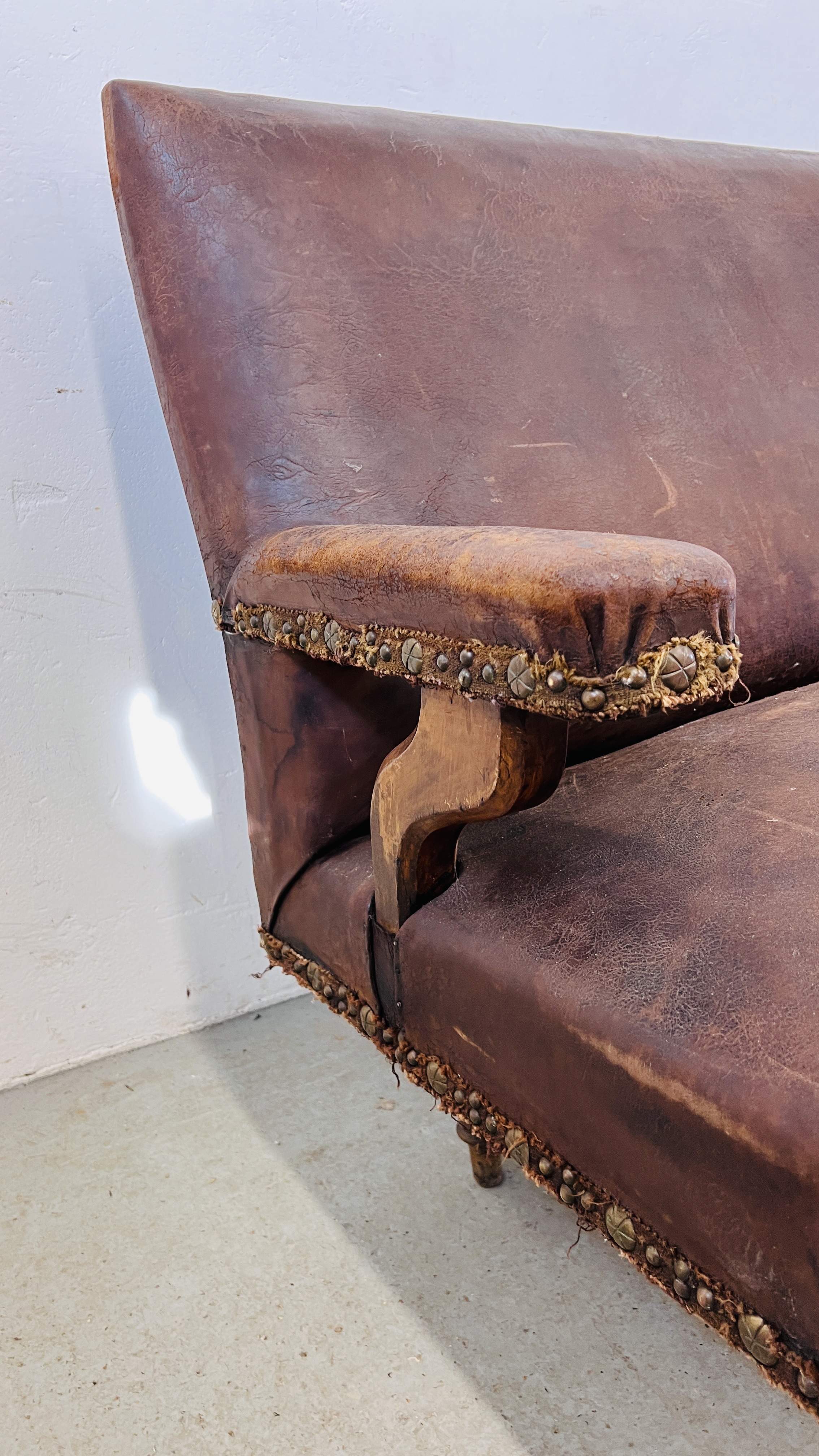 A VINTAGE LEATHER UPHOLSTERED BENCH - W 125CM. - Image 15 of 15