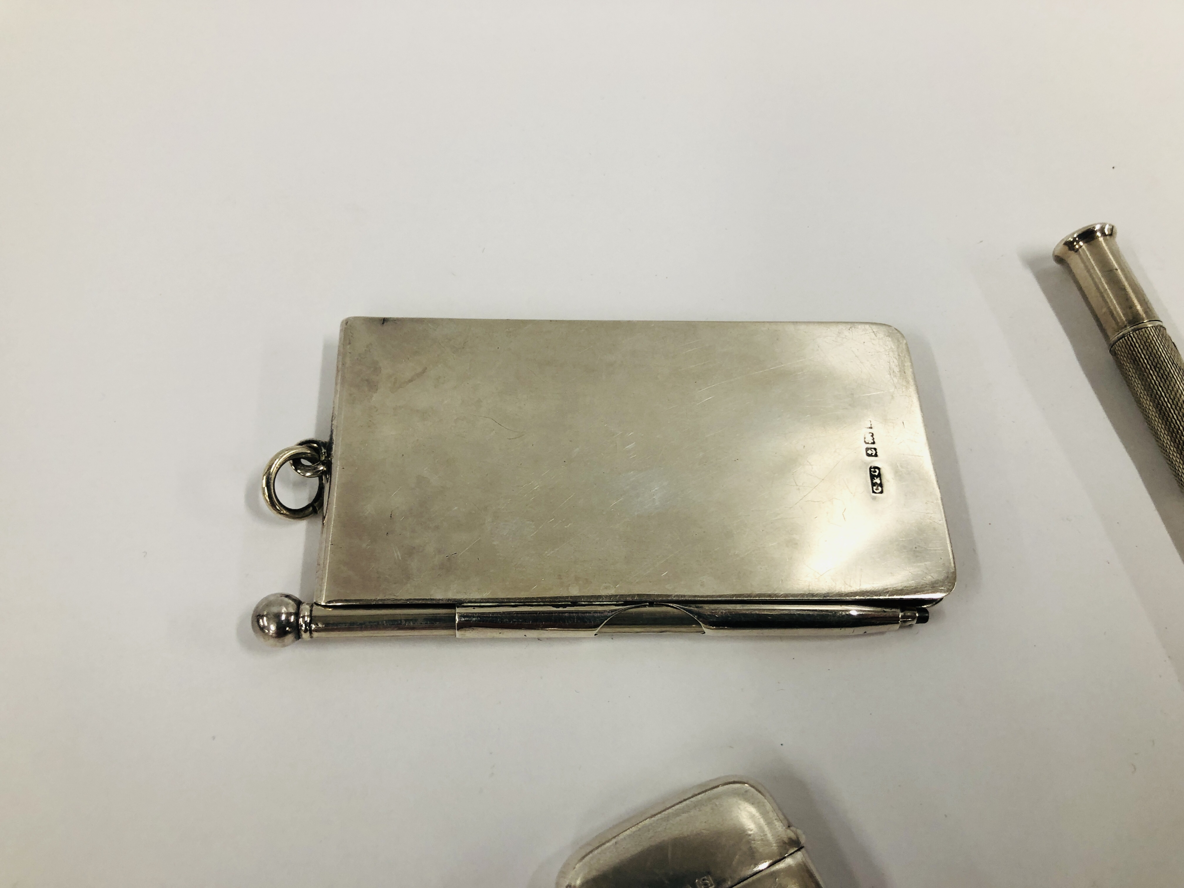 A GROUP OF SILVER ITEMS TO INCLUDE TWO PROPELLING PENCILS, ONE OF WHICH IS MARKED ROLLED SILVER, - Image 2 of 9