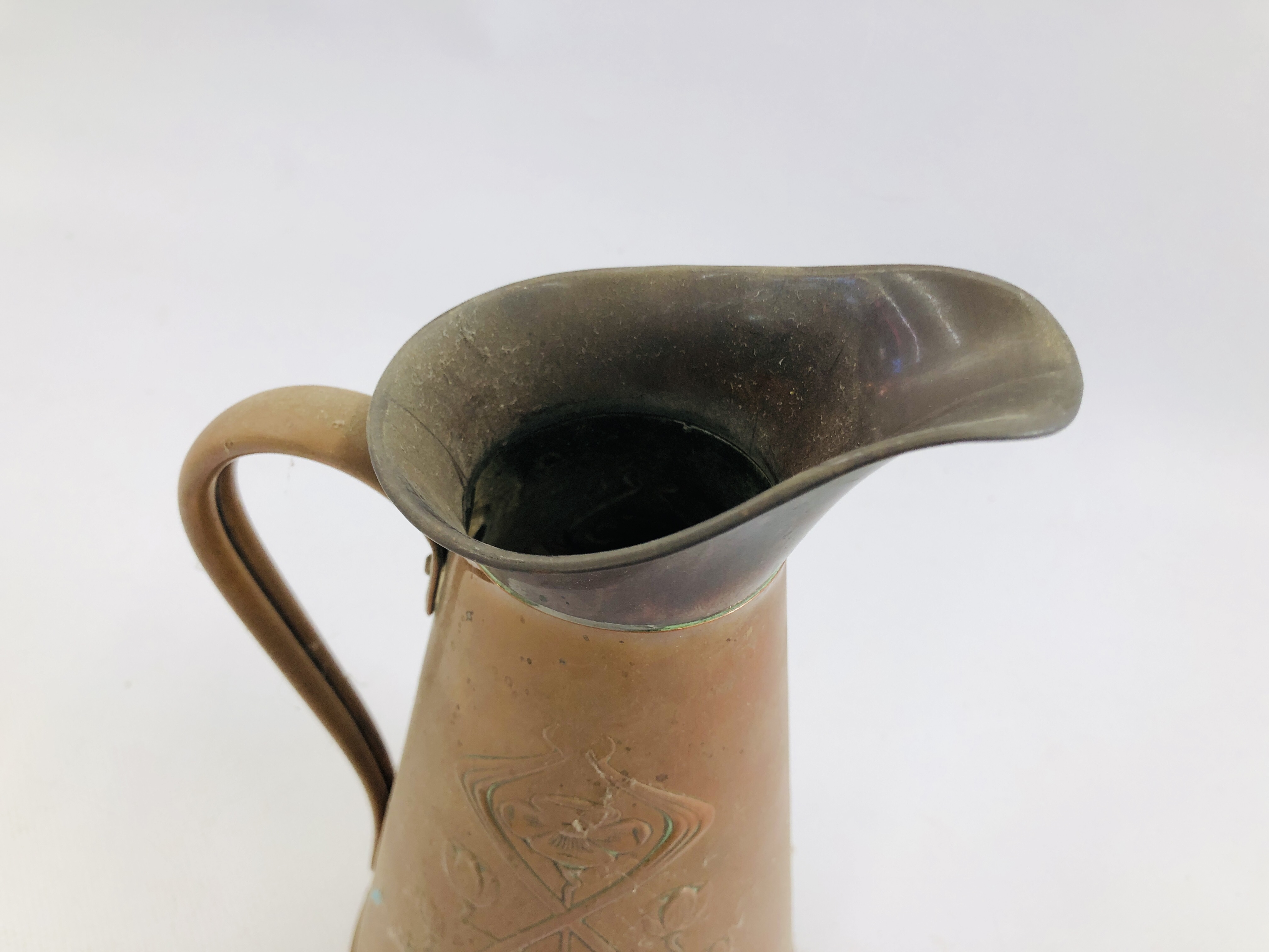 AN ELABORATE COPPER ART NOUVEAU JUG STAMPED J.S & S, H 22.5CM. - Image 3 of 5