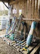 A LARGE COLLECTION OF GARDEN TOOLS TO INCLUDE SPADES, FORKS, SLEDGE HAMMERS, PICKS, AXES, LOPPERS,