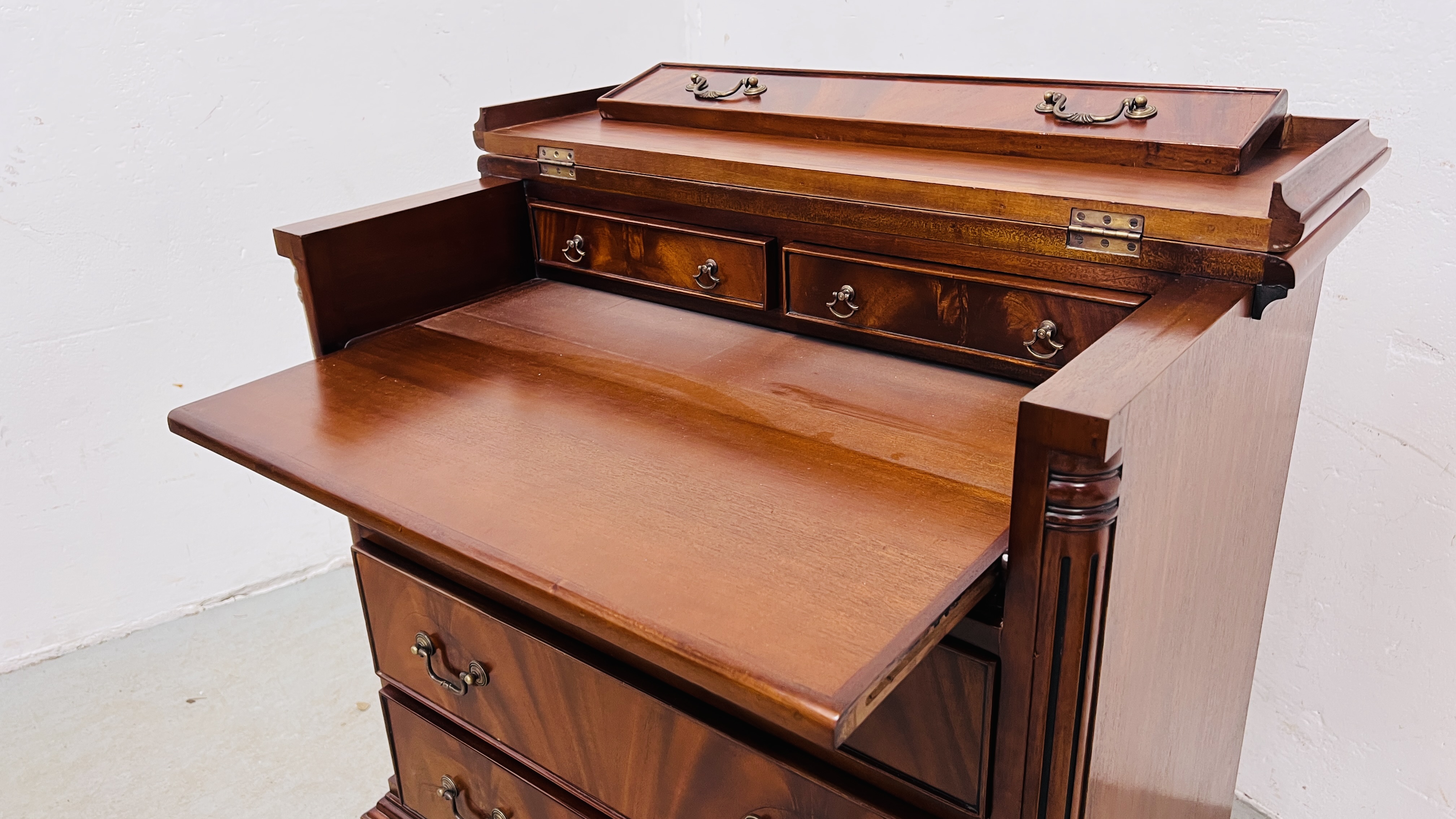 REPRODUCTION HARDWOOD THREE DRAWER BUREAU / CHEST, W 81CM, D 50CM, H 84CM. - Image 10 of 10