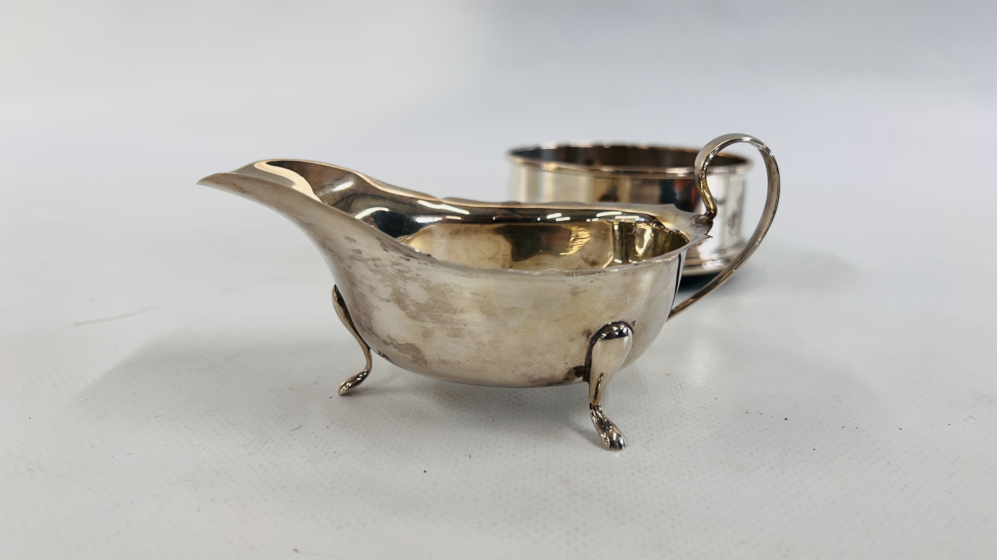 A VINTAGE SILVER CREAM JUG, BIRMINGHAM ASSAY L 12.5CM. - Image 2 of 10