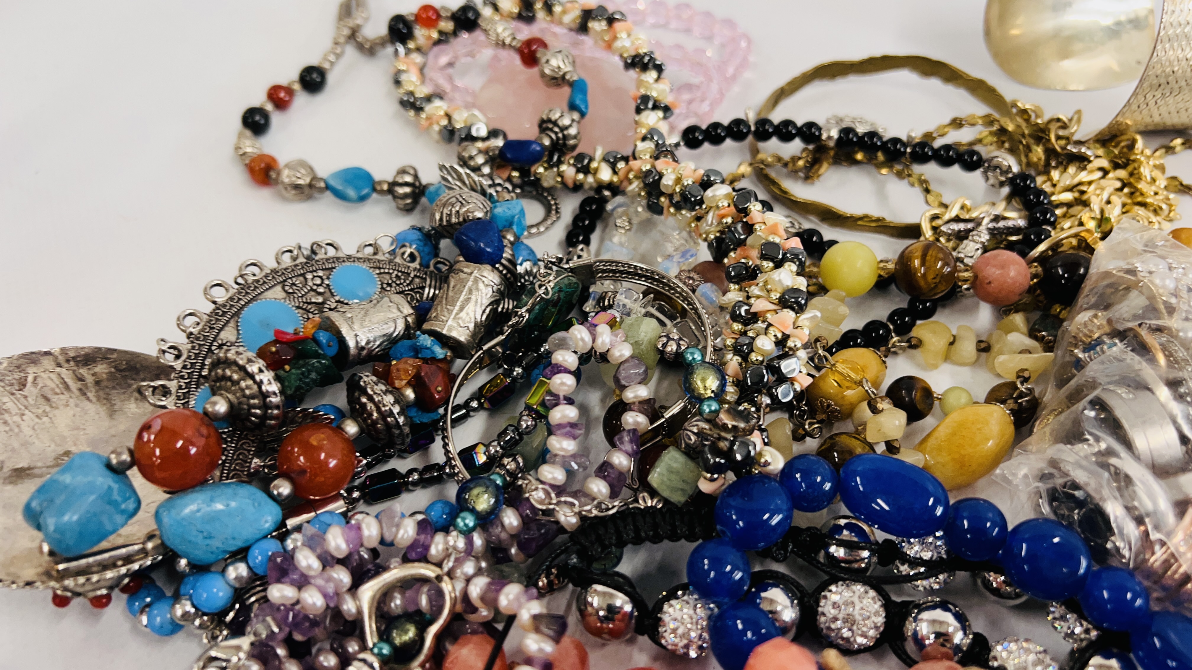 COLLECTION OF MIXED COSTUME JEWELLERY TO INCLUDE BEADS AND BANGLES ETC. - Image 6 of 11