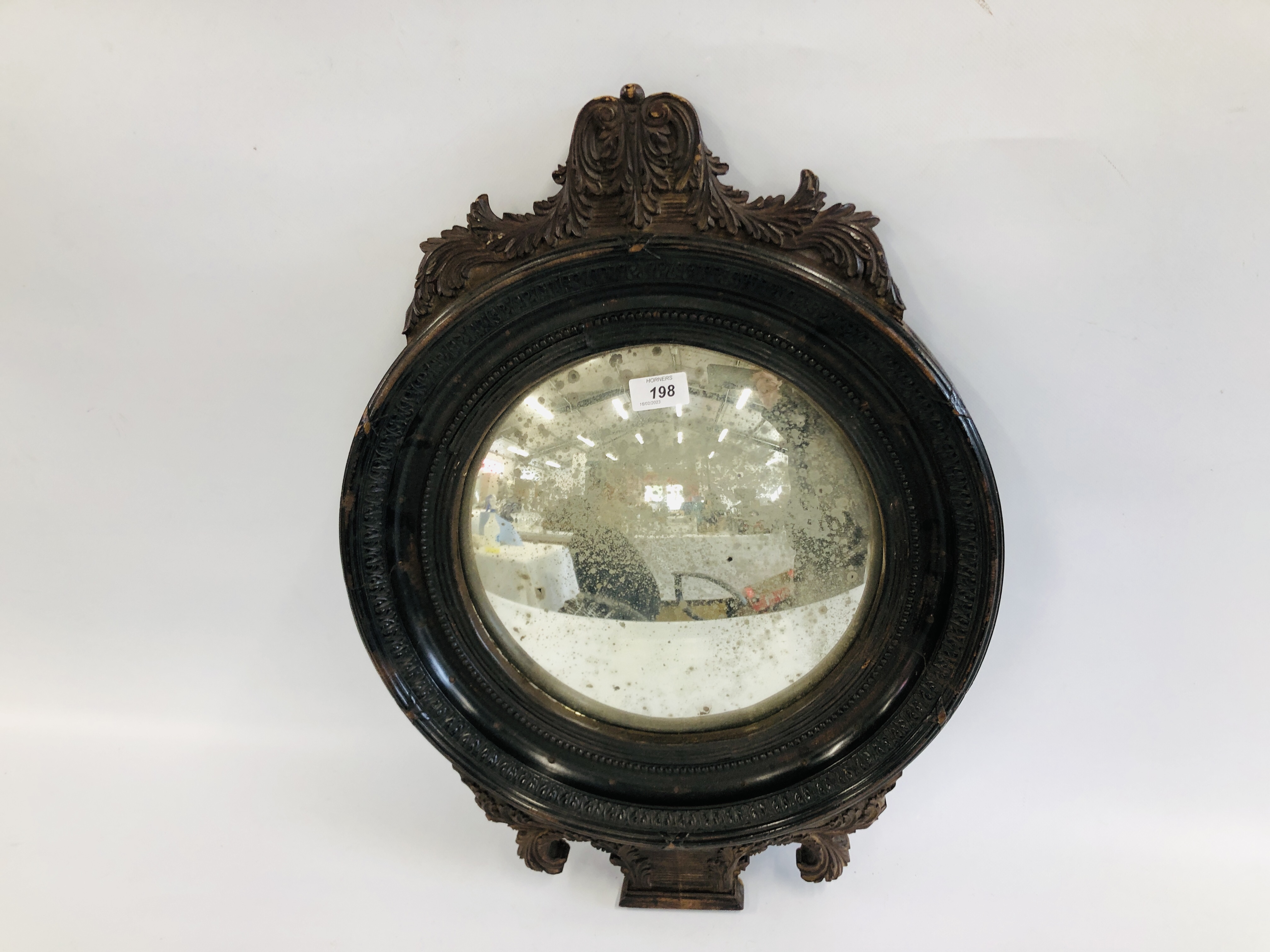 A CONVEX WALL MIRROR (OVERALL DIAMETER 44CM).