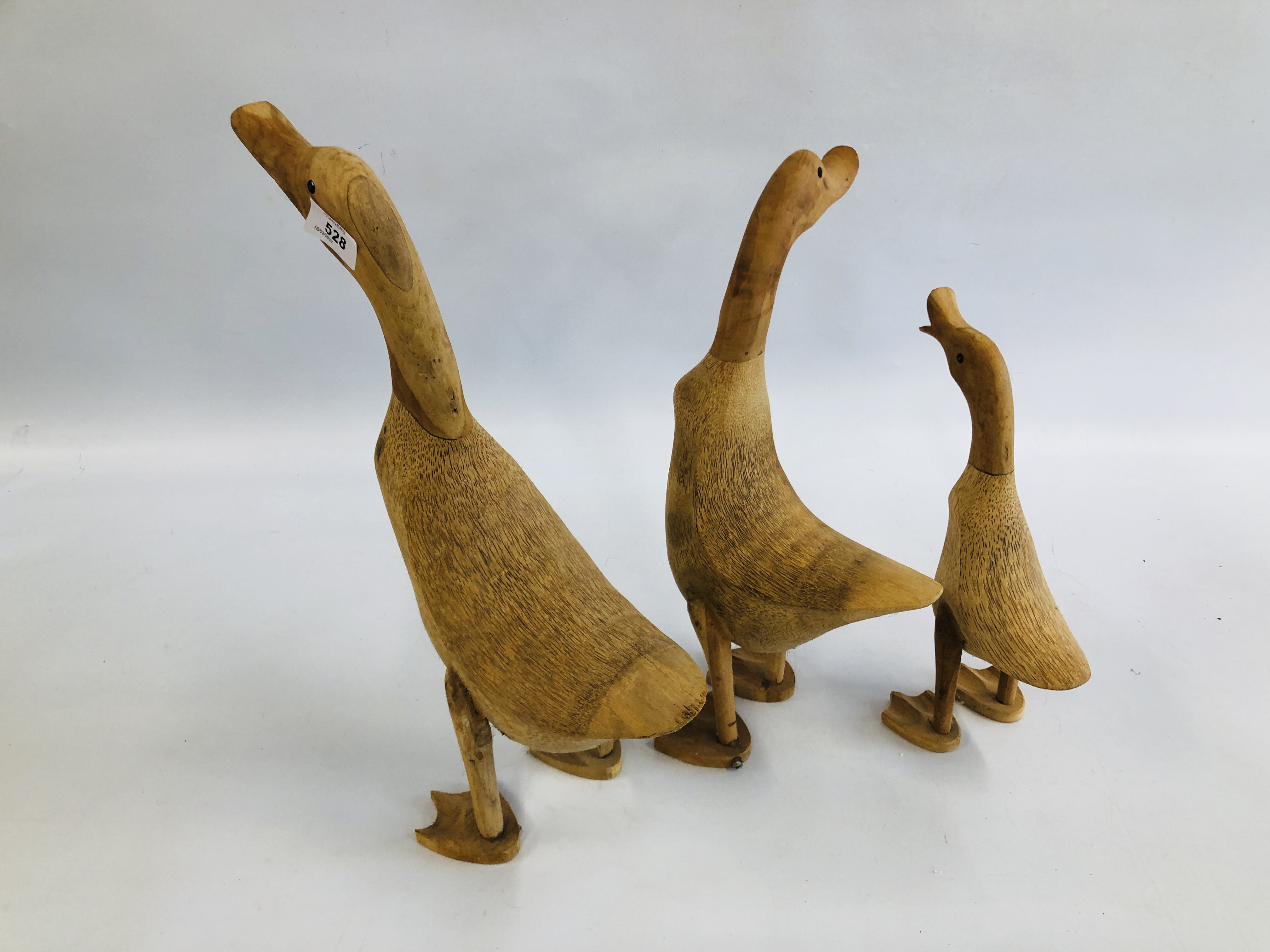 A SET OF 3 GRADUATED TREEN DUCK SCULPTURES (TALLEST H 46CM) - Image 5 of 5