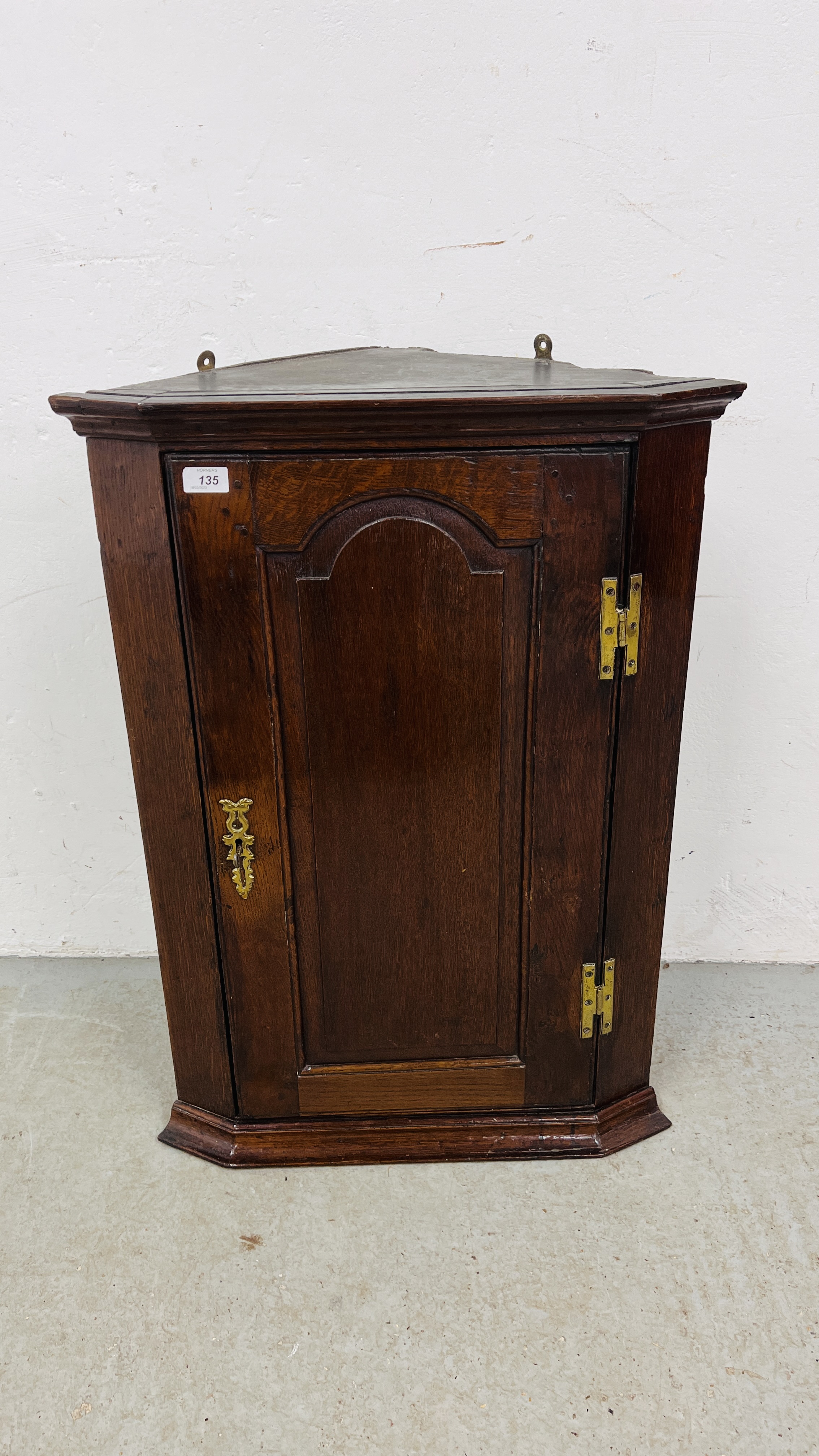 AN ANTIQUE OAK WALL HANGING CORNER CUPBOARD, THE INTERIOR FITTED WITH SHAPED SHELVES - W 60CM. - Image 2 of 8