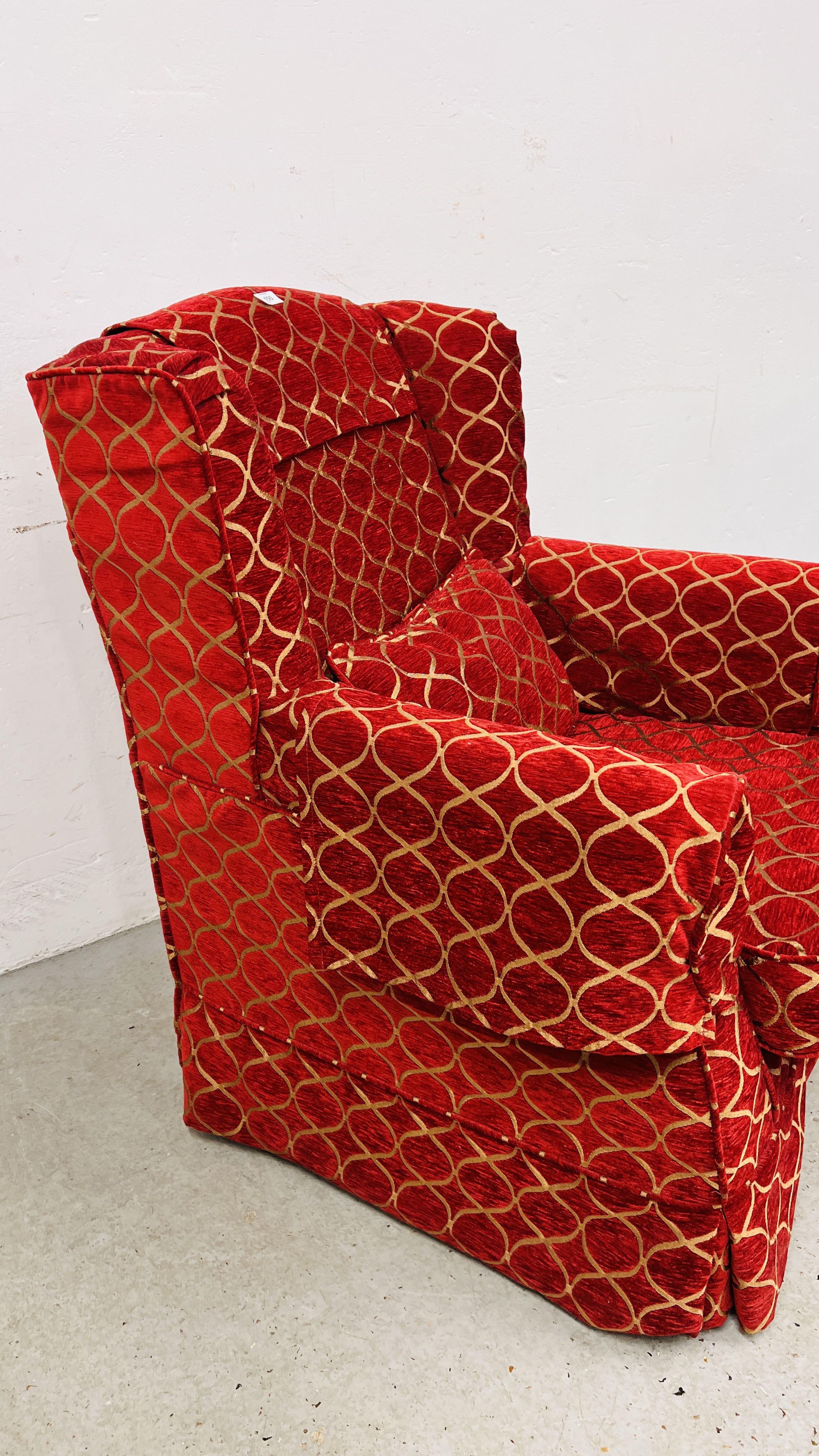 A MODERN WING BACK CHAIR UPHOLSTERED IN RED AND GOLD - Image 7 of 7