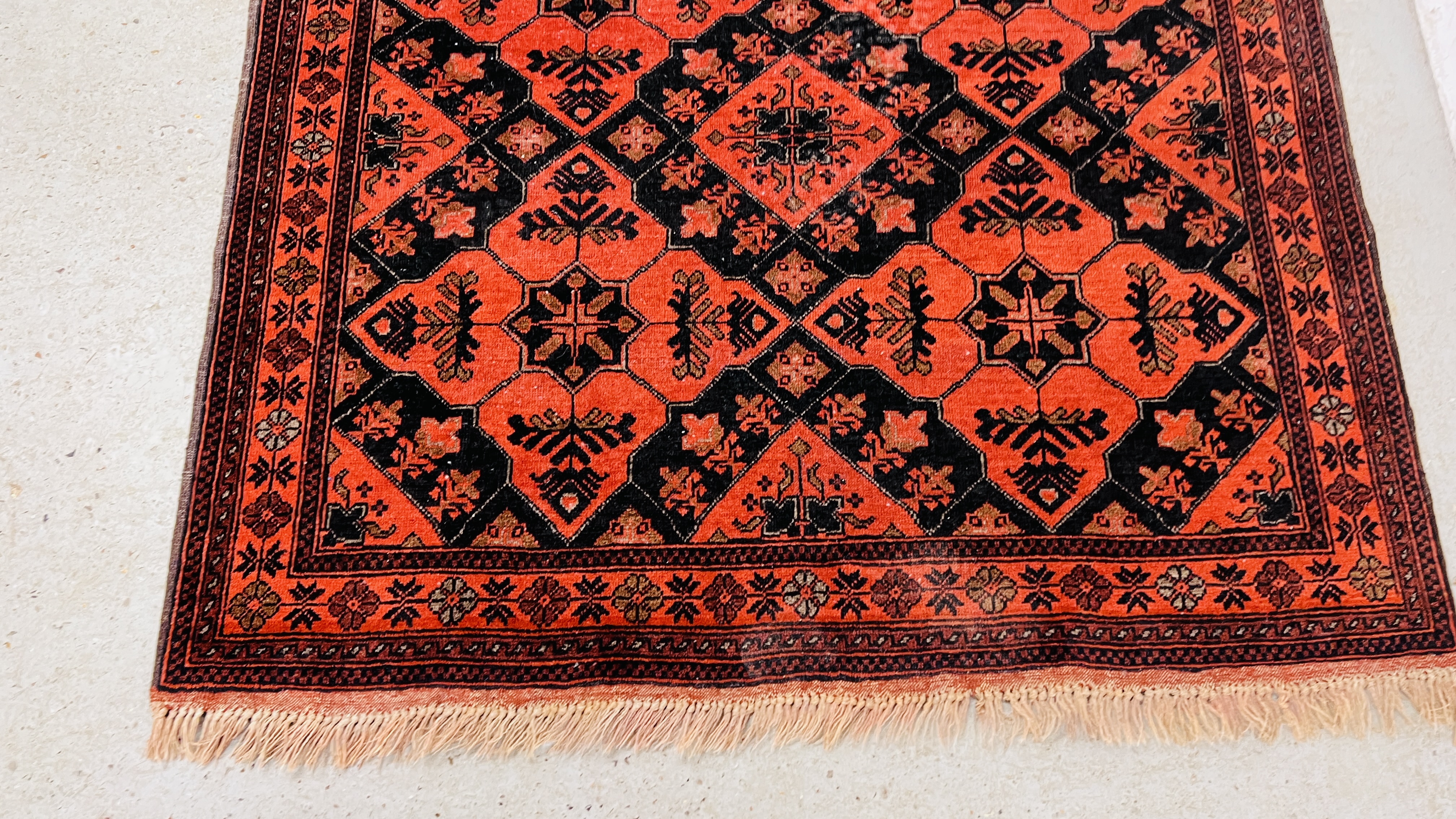 A RED PATTERNED EASTERN RUG. - Image 3 of 6