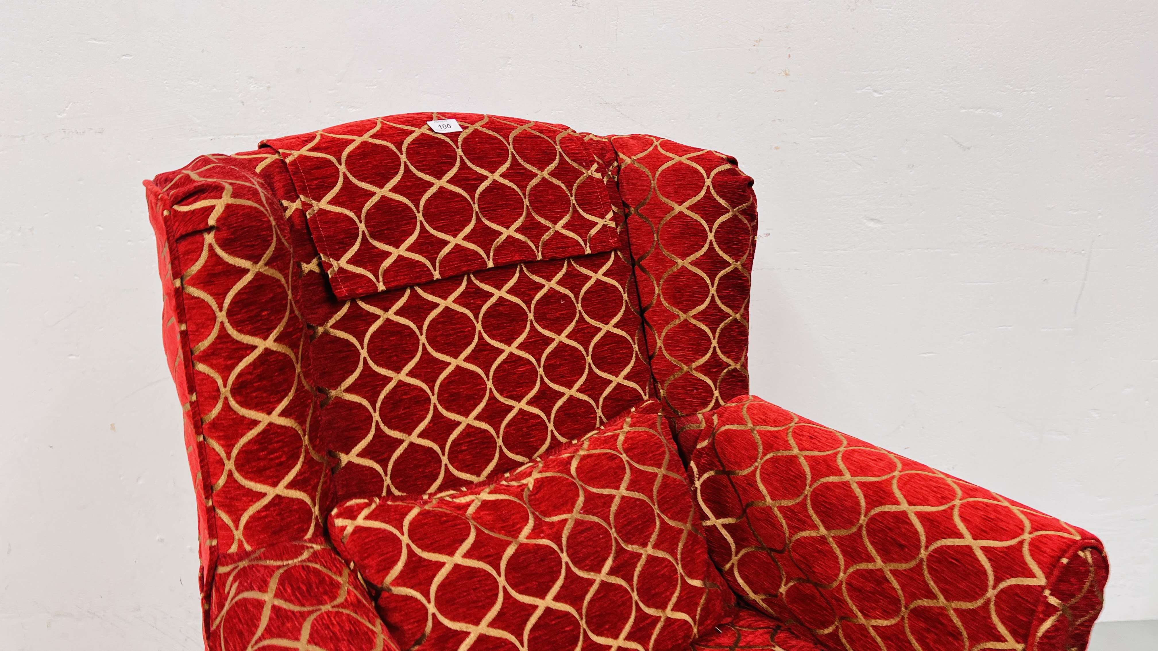 A MODERN WING BACK CHAIR UPHOLSTERED IN RED AND GOLD - Image 2 of 7