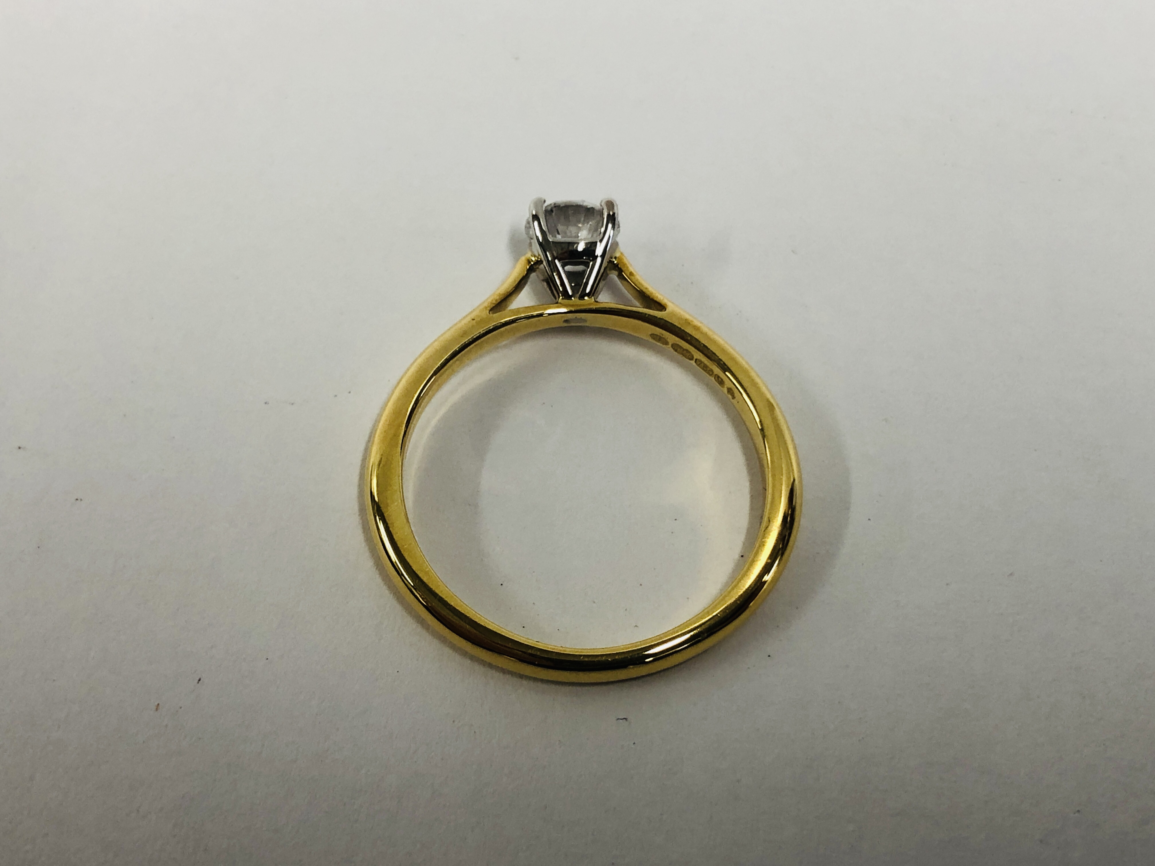 A MODERN MAPPIN & WEBB 18CT YELLOW GOLD SOLITAIRE BRILLIANT CUT DIAMOND RING SIZE O/P WITH ORIGINAL - Image 4 of 9