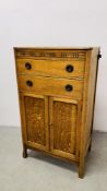 AN OAK GENTLEMAN'S TWO DRAWER VANITY CABINET, THE HINGED TOP CONCEALING A MIRROR, W 63CM, D 40CM,