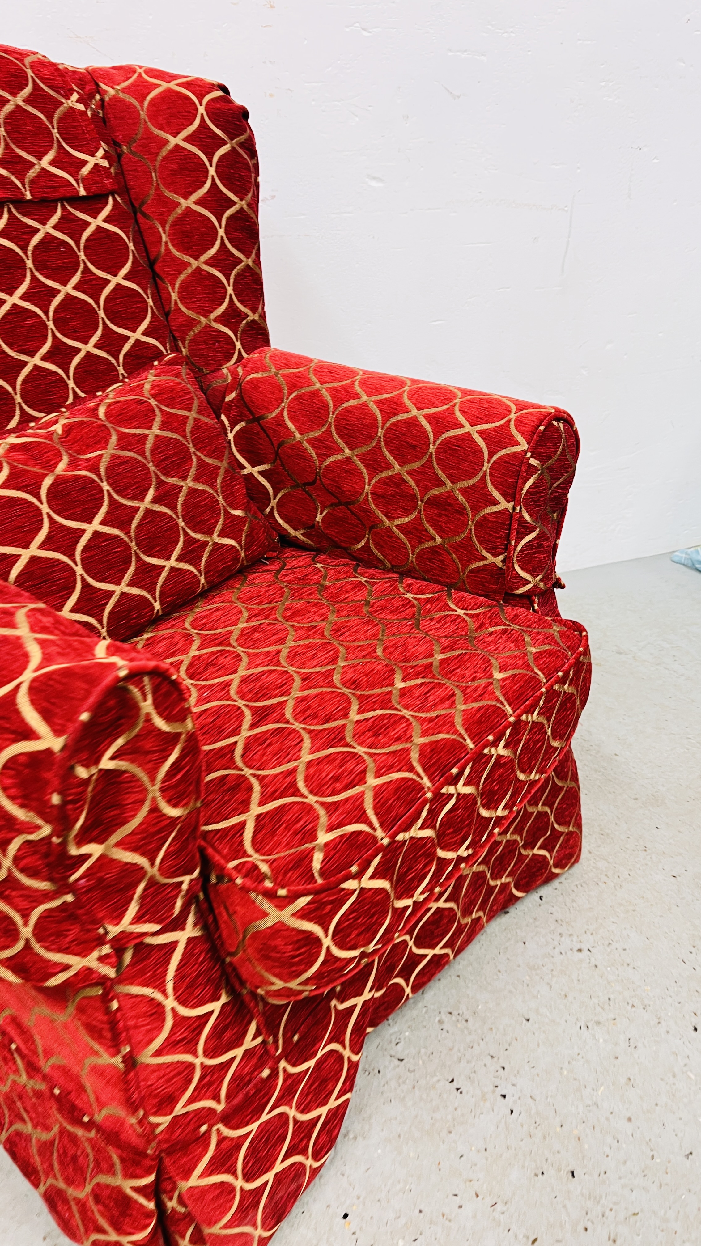 A MODERN WING BACK CHAIR UPHOLSTERED IN RED AND GOLD - Image 4 of 7