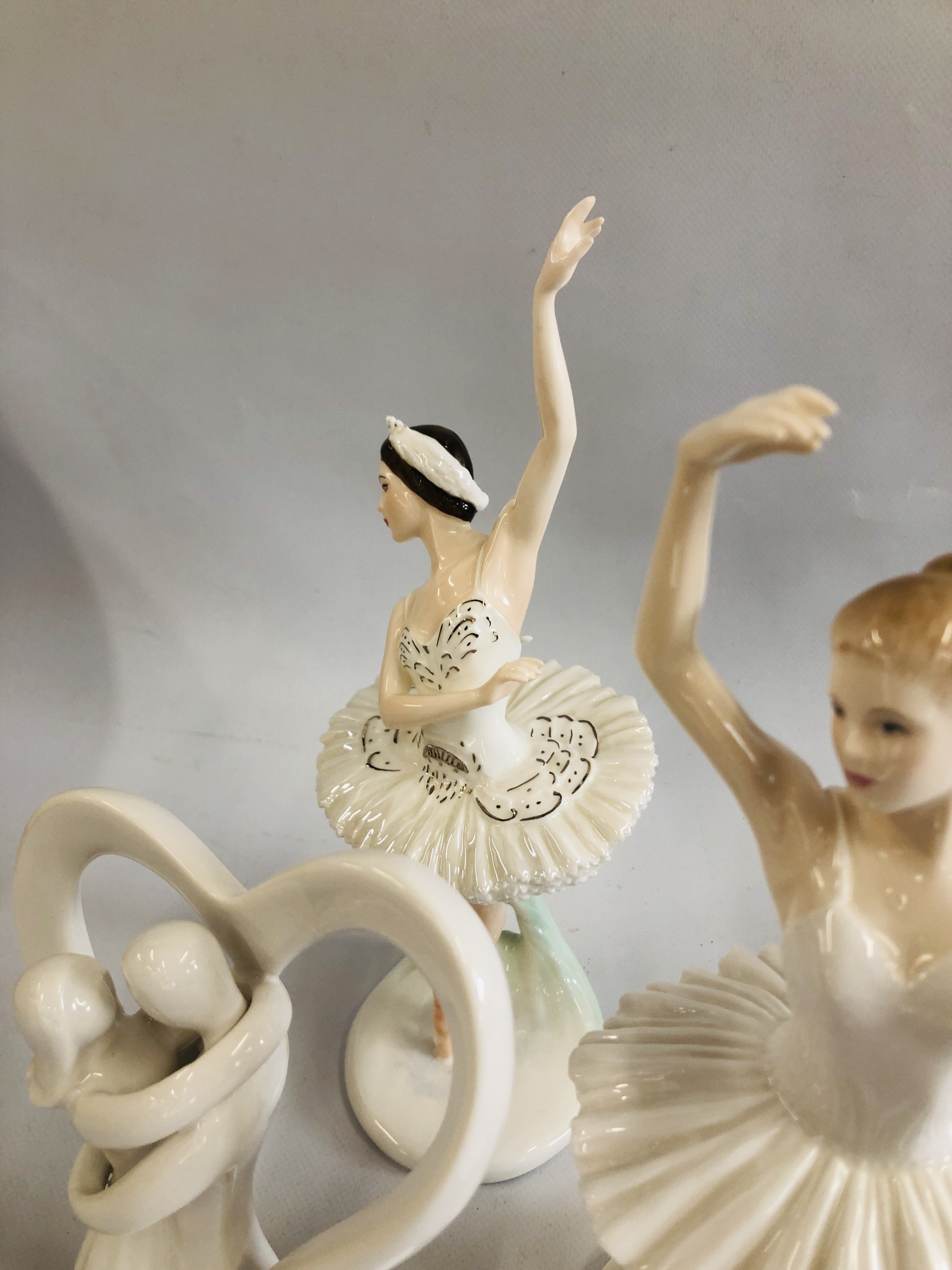 A GROUP OF FOUR FIGURINES TO INCLUDE ROYAL WORCESTER "GRACEFUL MOMENT" 680/4500 WITH CERTIFICATE, - Image 5 of 8