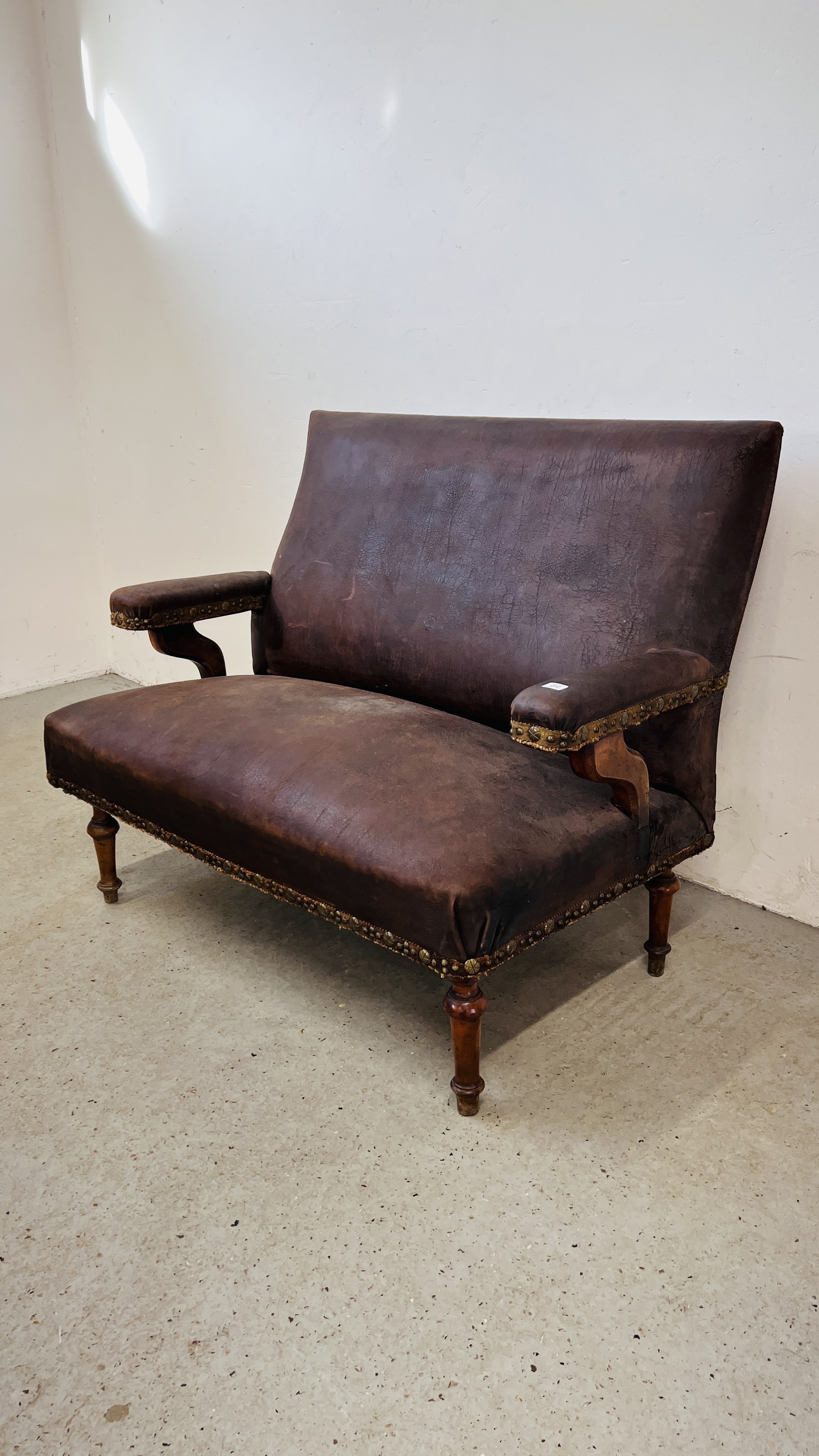 A VINTAGE LEATHER UPHOLSTERED BENCH - W 125CM. - Image 3 of 15