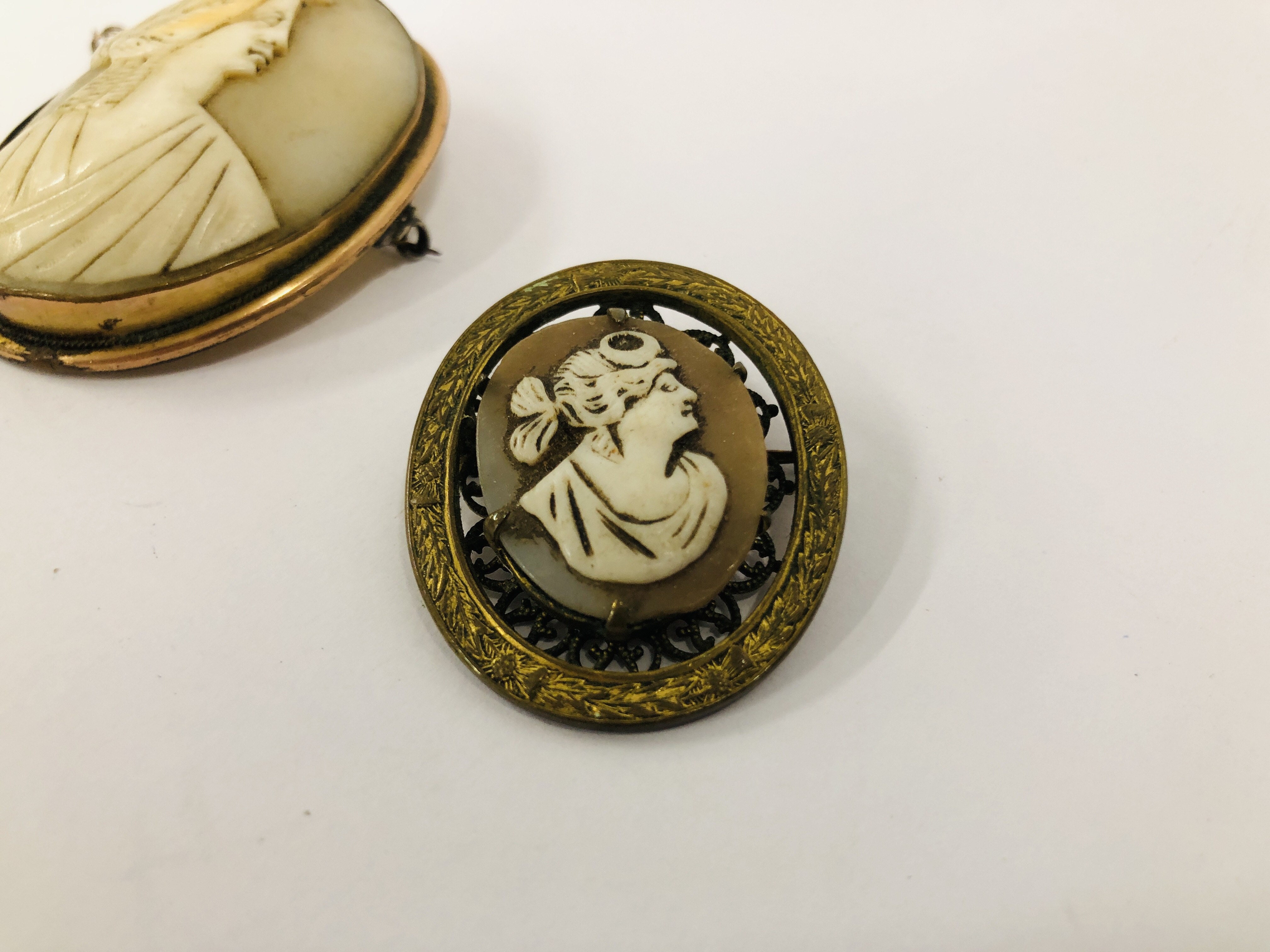 A VINTAGE CAMEO BROOCH IN AN OVAL MOUNT + ONE OTHER - Image 3 of 10