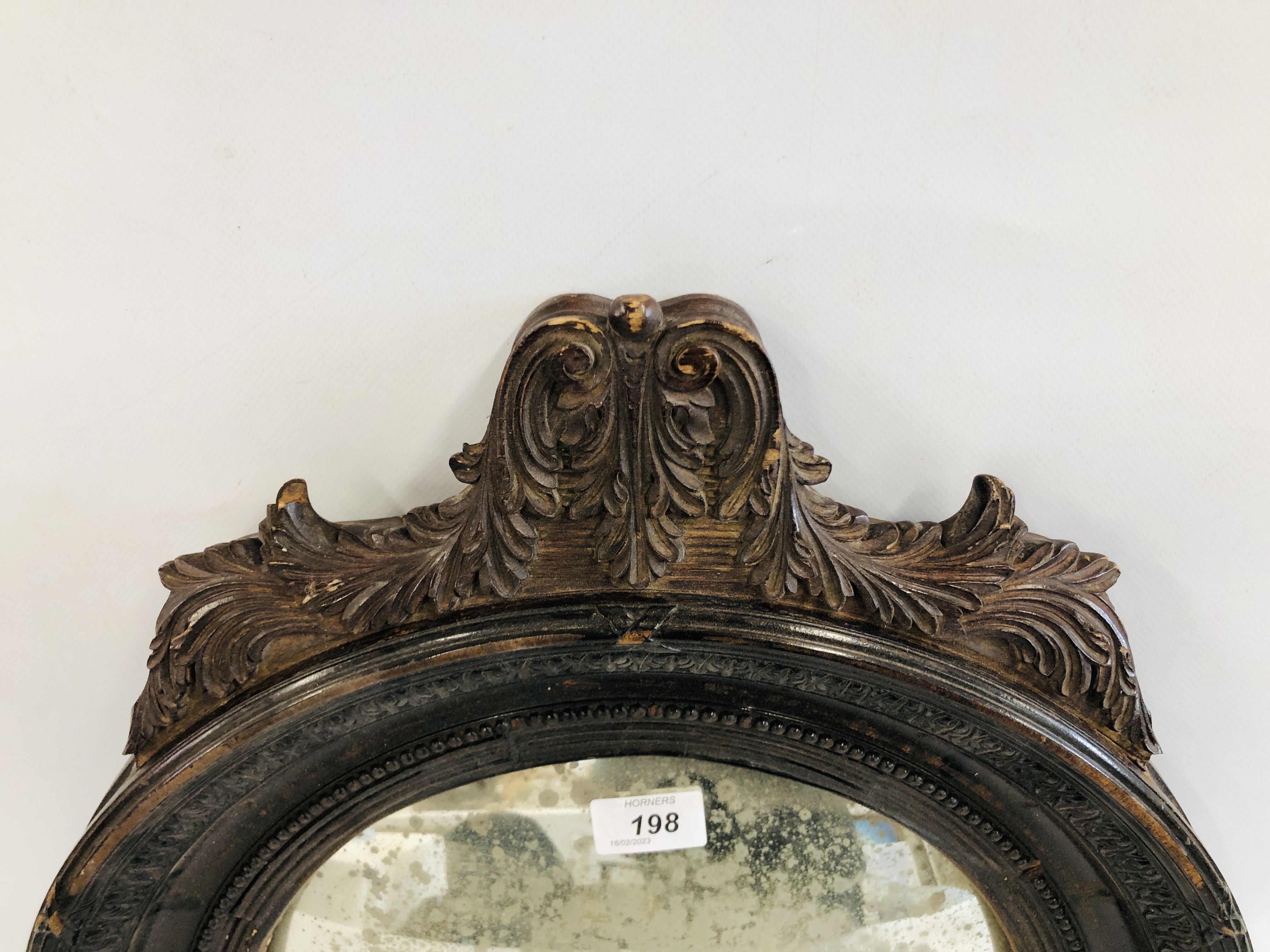 A CONVEX WALL MIRROR (OVERALL DIAMETER 44CM). - Image 2 of 6