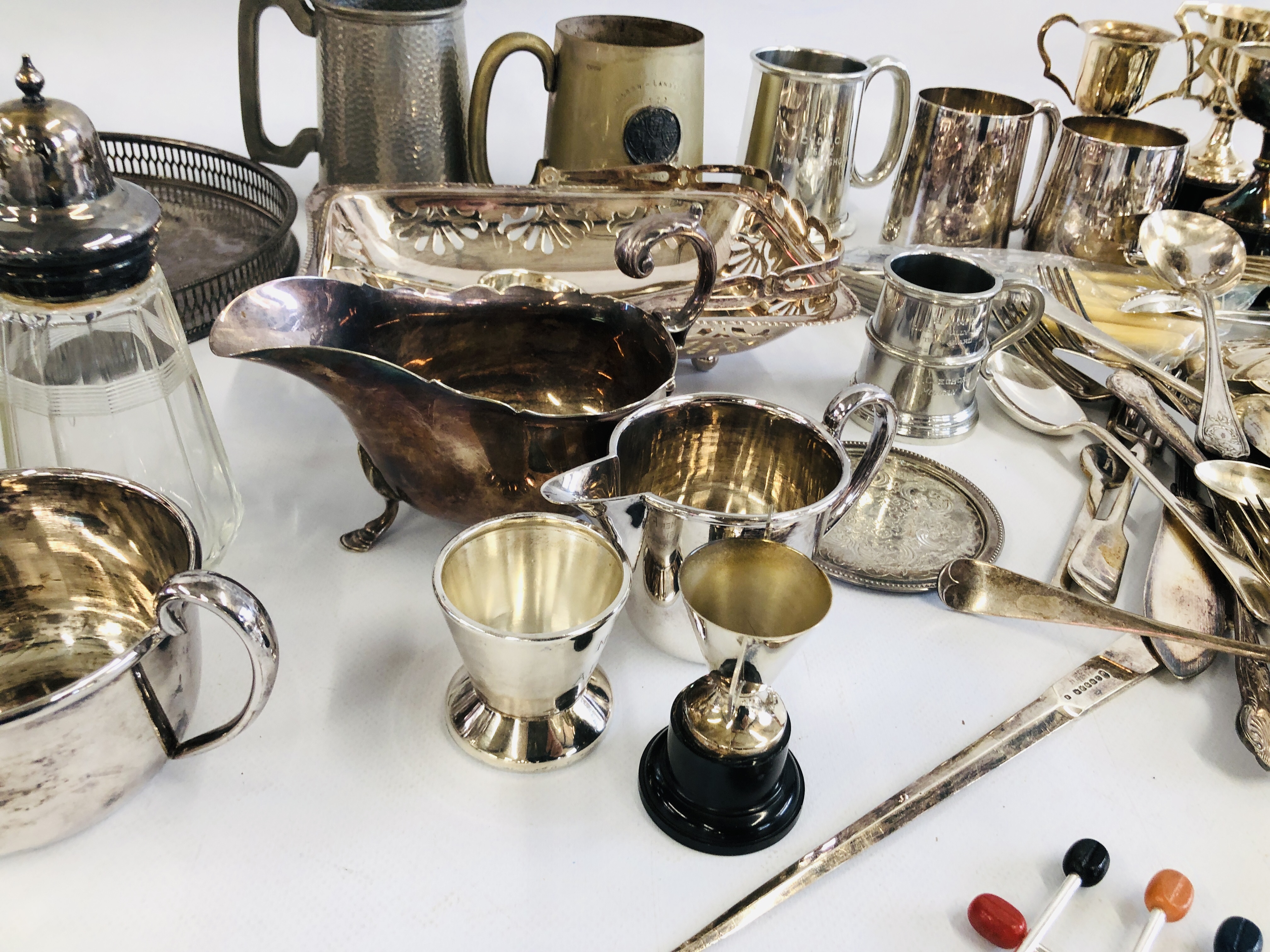 2 X BOXES OF ASSORTED SILVER PLATED WARE TO INCLUDE A GROUP OF TROPHY CUPS AND MUGS, - Image 5 of 8