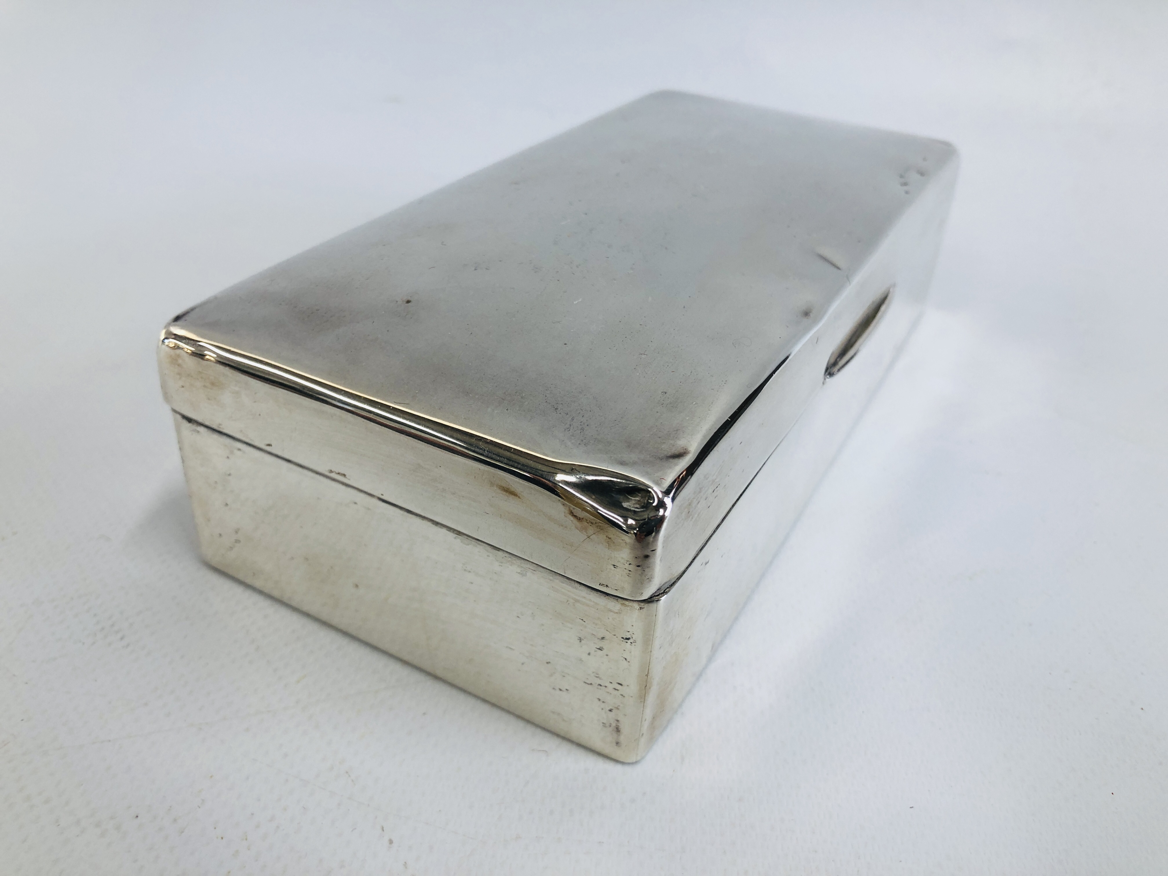 A VINTAGE SILVER CIGARETTE BOX - L 18CM. X D 8.5CM. X H 4.7CM. - Image 3 of 5