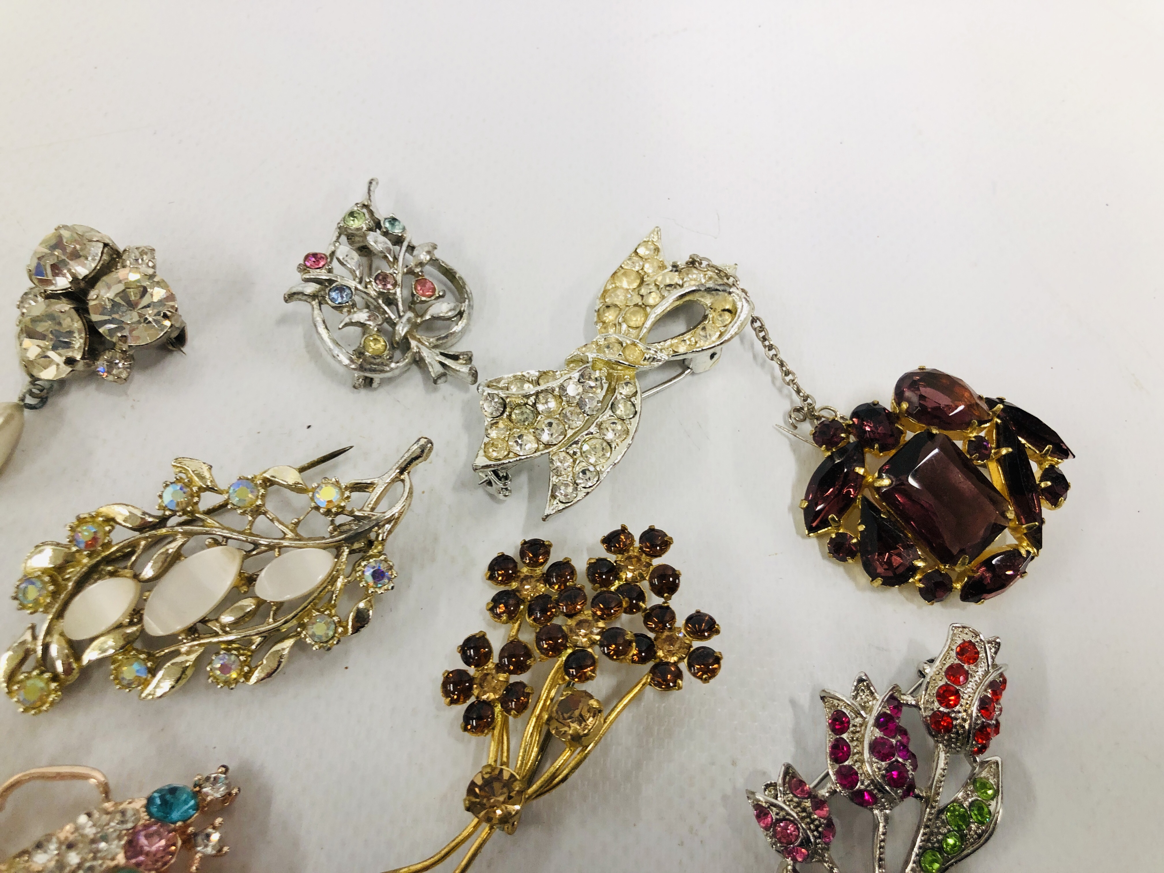 COLLECTION OF 23 VINTAGE AND RETRO SILVER AND GOLD TONE BROOCHES. - Image 4 of 6