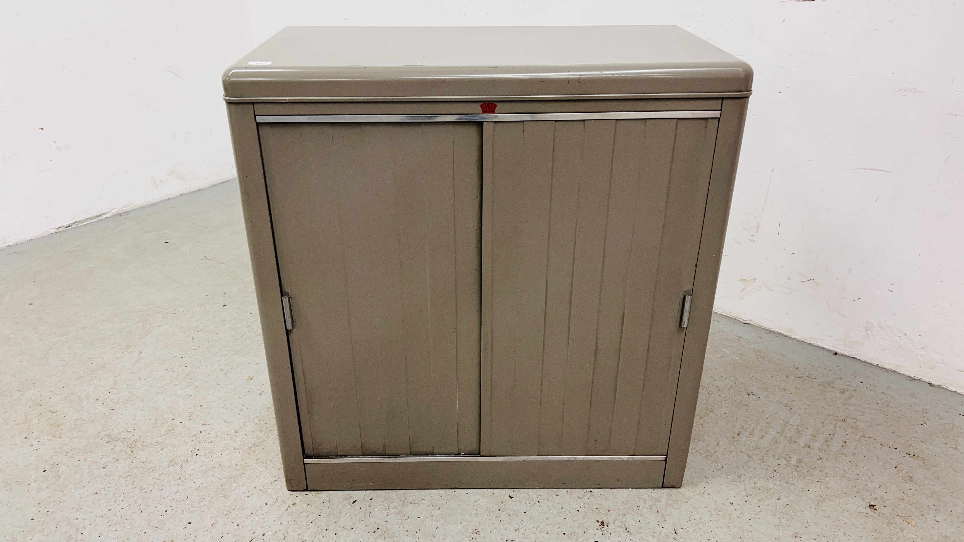 A VINTAGE HOWDEN EQUIPMENT STEEL OFFICE CABINET WITH SLIDING DOORS - W 90CM. D 46CM. H 92CM. - Image 2 of 6