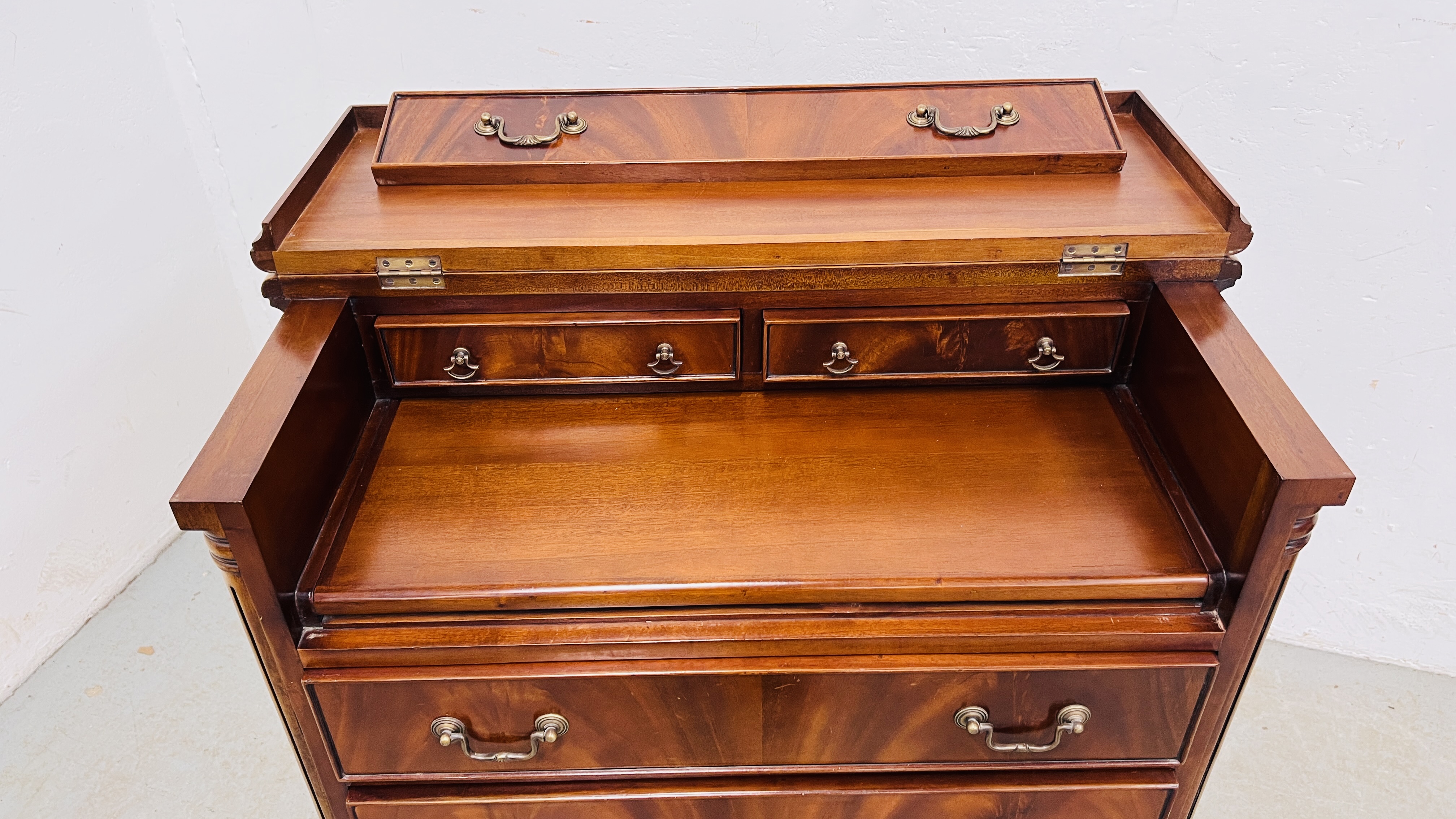 REPRODUCTION HARDWOOD THREE DRAWER BUREAU / CHEST, W 81CM, D 50CM, H 84CM. - Image 7 of 10