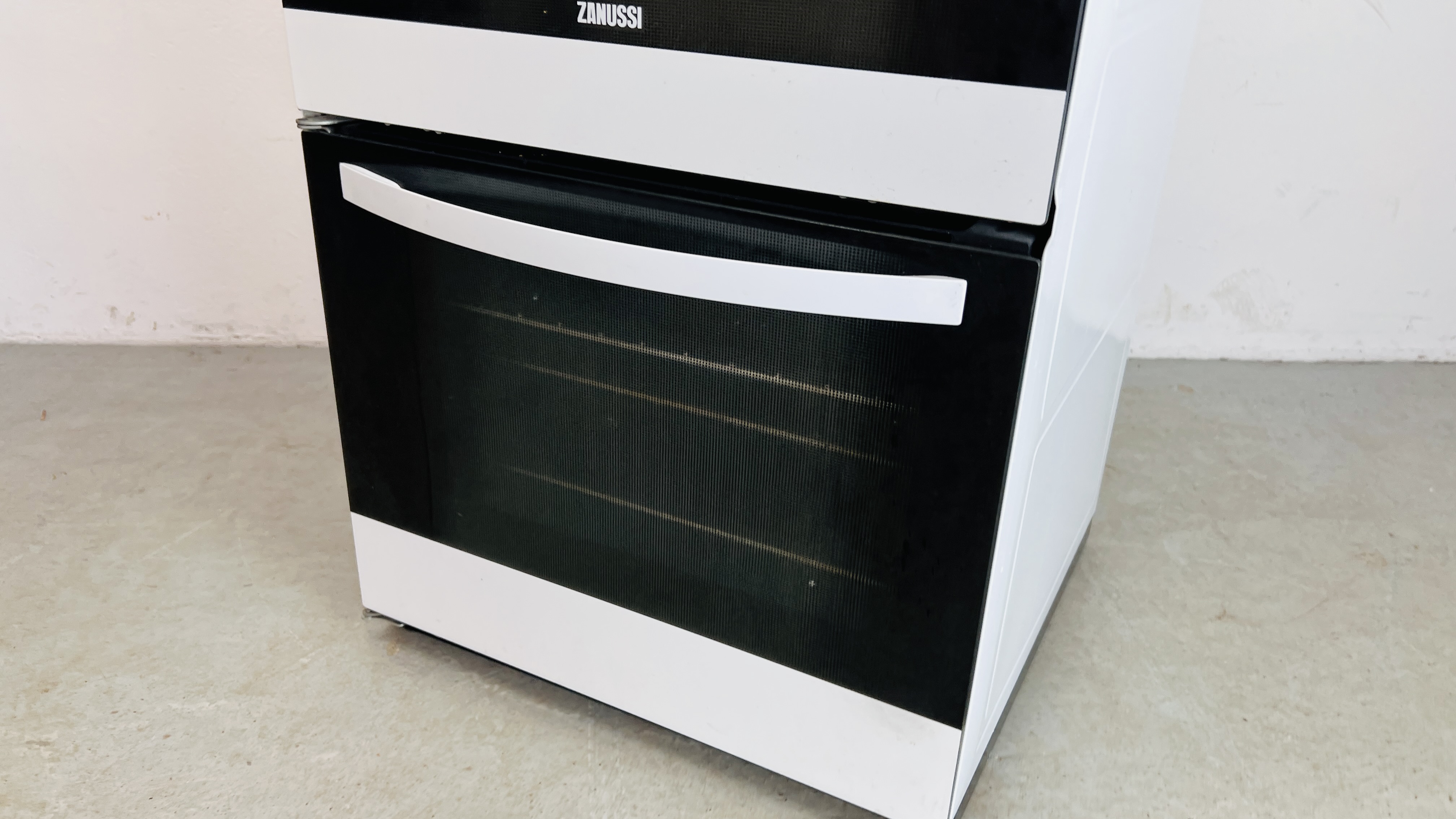 ZANUSSI ELECTRIC OVEN - TO BE FITTED BY A QUALIFIED ELECTRICIAN - SOLD AS SEEN. - Image 6 of 12