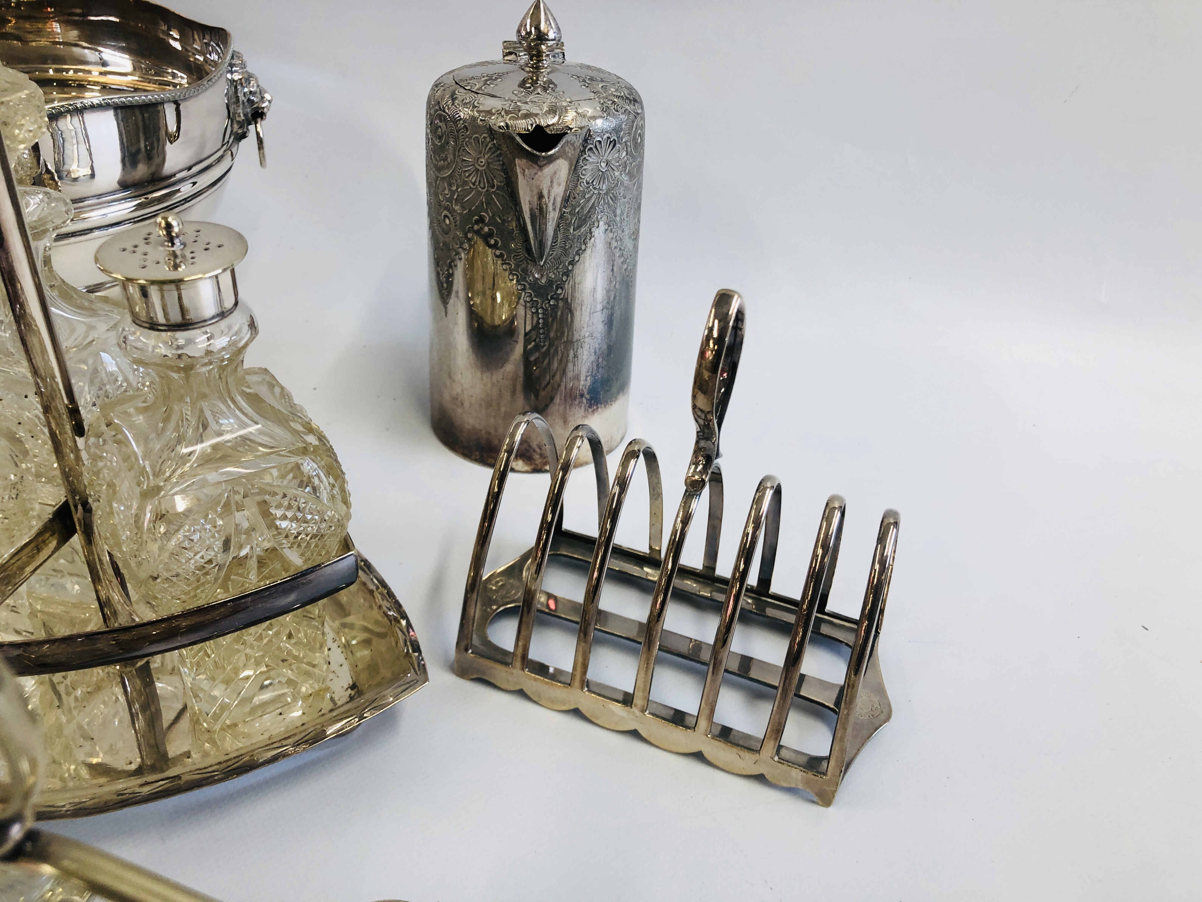 A GROUP OF ASSORTED MAINLY VINTAGE SILVER PLATED WARES TO INCLUDE CRUETS, TOAST RACK, ASH TRAYS, - Image 6 of 10