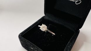 18CT WHITE GOLD SOLITAIRE DIAMOND RING, ROUND BRILLIANT CUT .