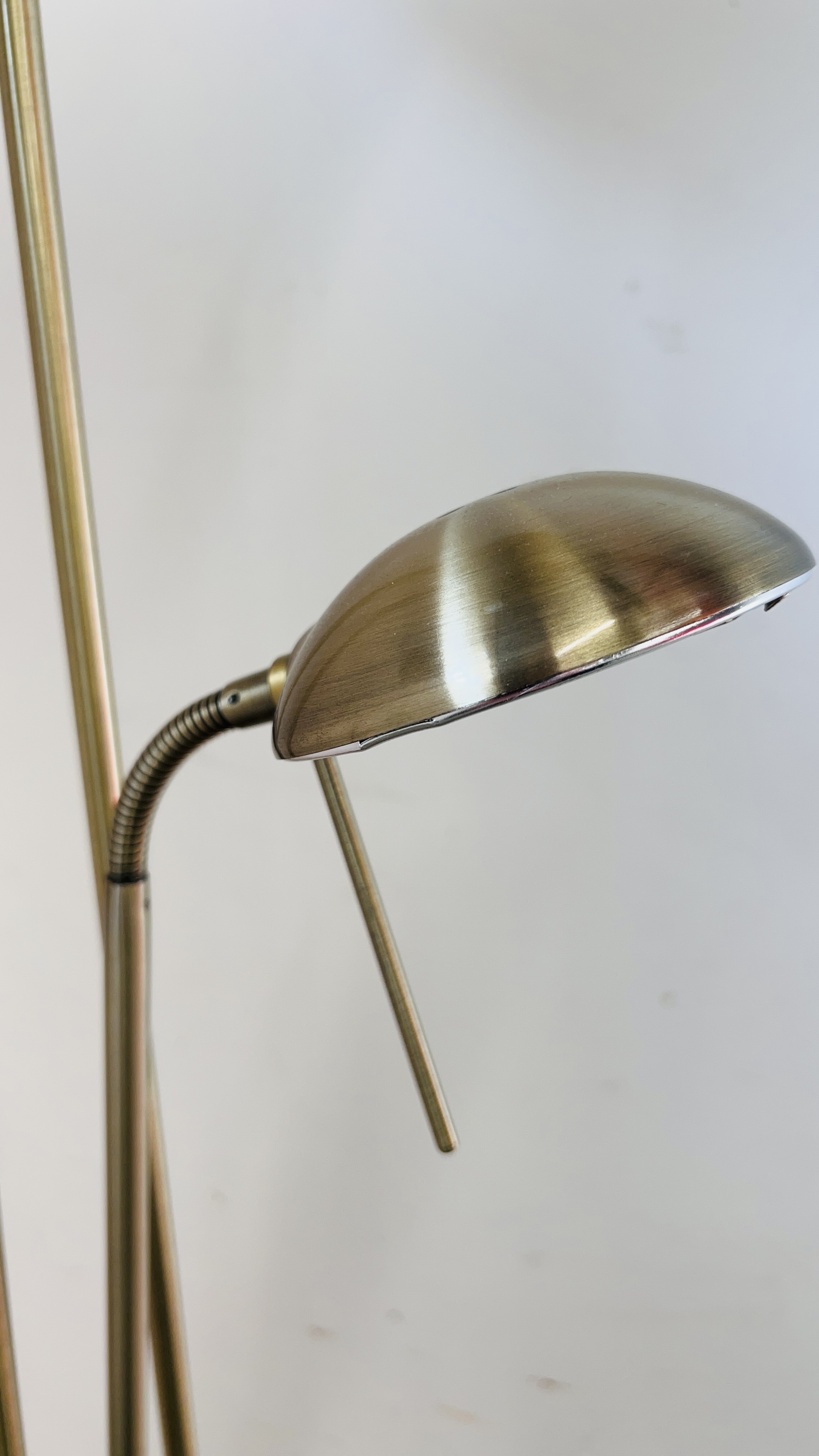 A PAIR OF MODERN BRASS EFFECT UPLIGHTERS WITH READING LIGHTS - SOLD AS SEEN. - Image 6 of 11