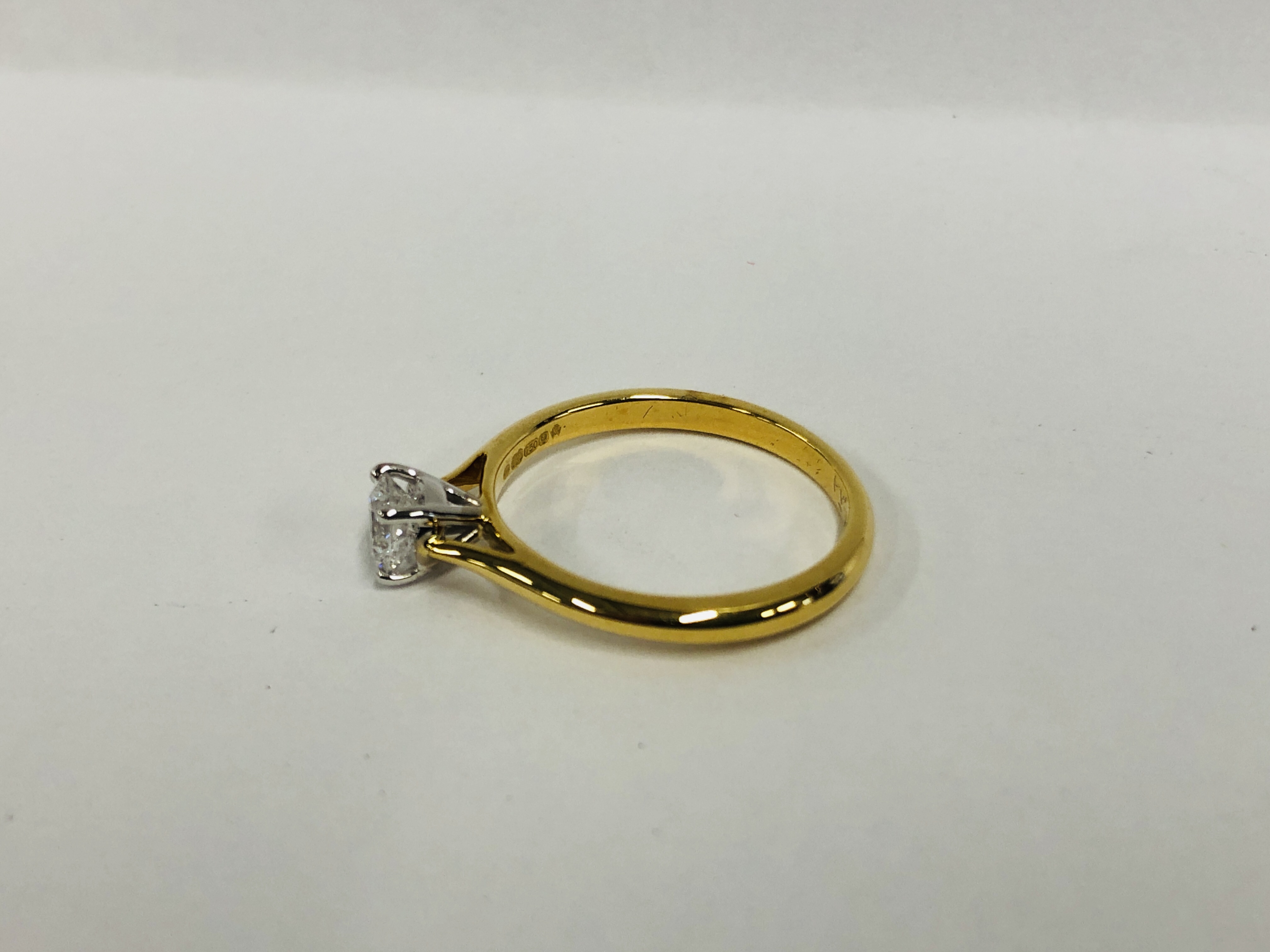 A MODERN MAPPIN & WEBB 18CT YELLOW GOLD SOLITAIRE BRILLIANT CUT DIAMOND RING SIZE O/P WITH ORIGINAL - Image 3 of 9