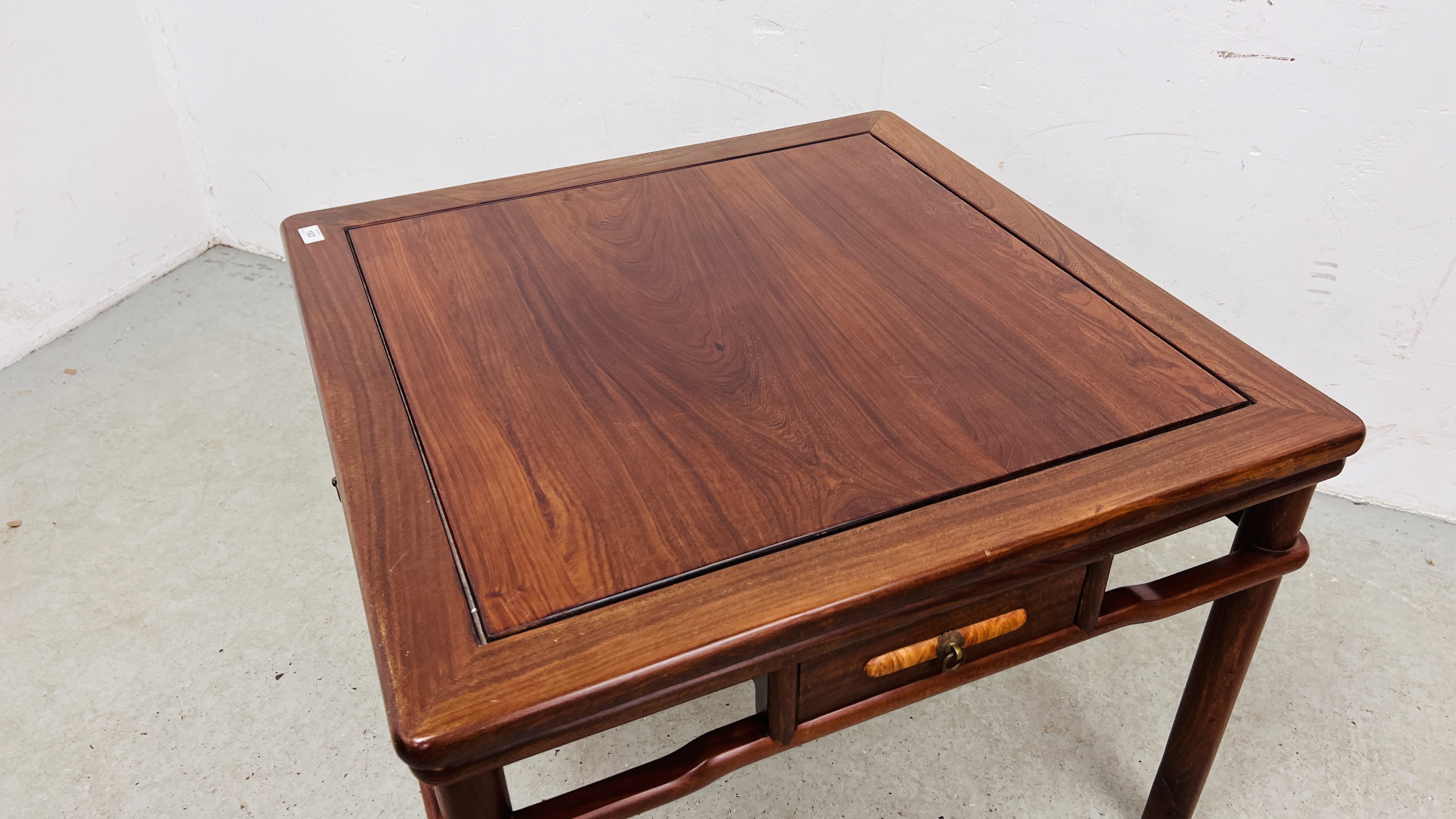 AN ORIENTAL SQUARE HARDWOOD FOUR DRAWER COFFEE / OCCASIONAL TABLE. - Image 2 of 8