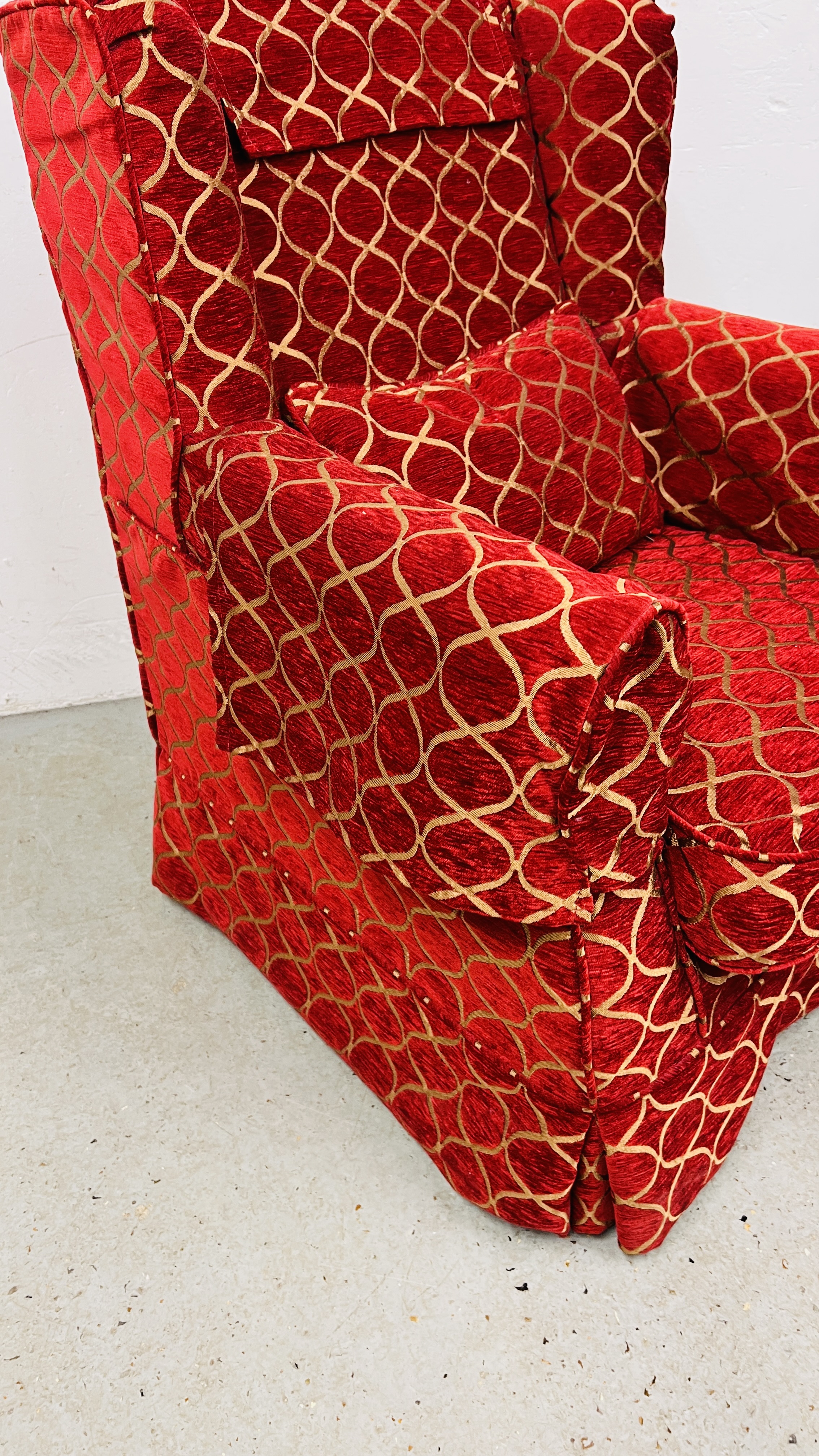 A MODERN WING BACK CHAIR UPHOLSTERED IN RED AND GOLD - Image 3 of 7