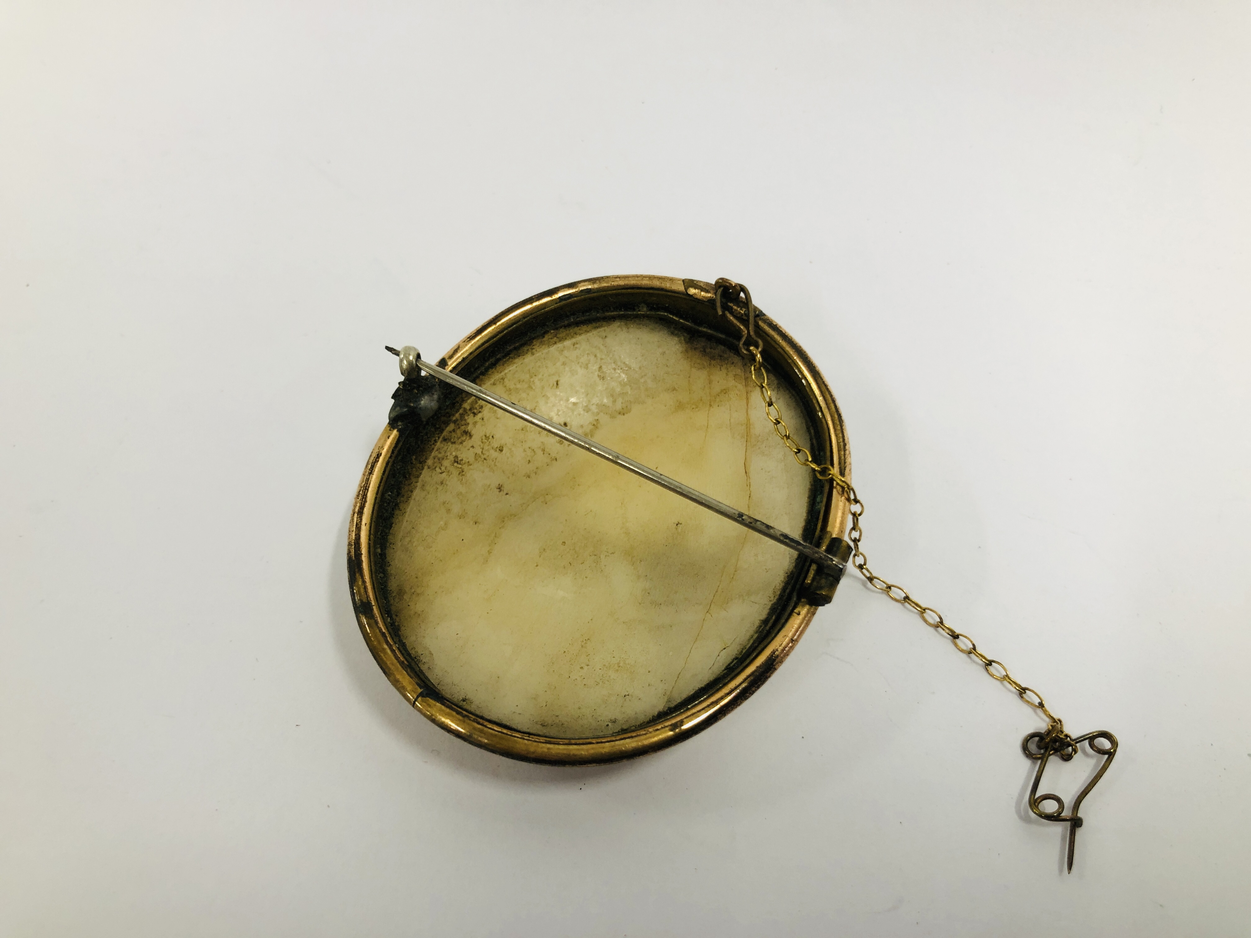 A VINTAGE CAMEO BROOCH IN AN OVAL MOUNT + ONE OTHER - Image 8 of 10