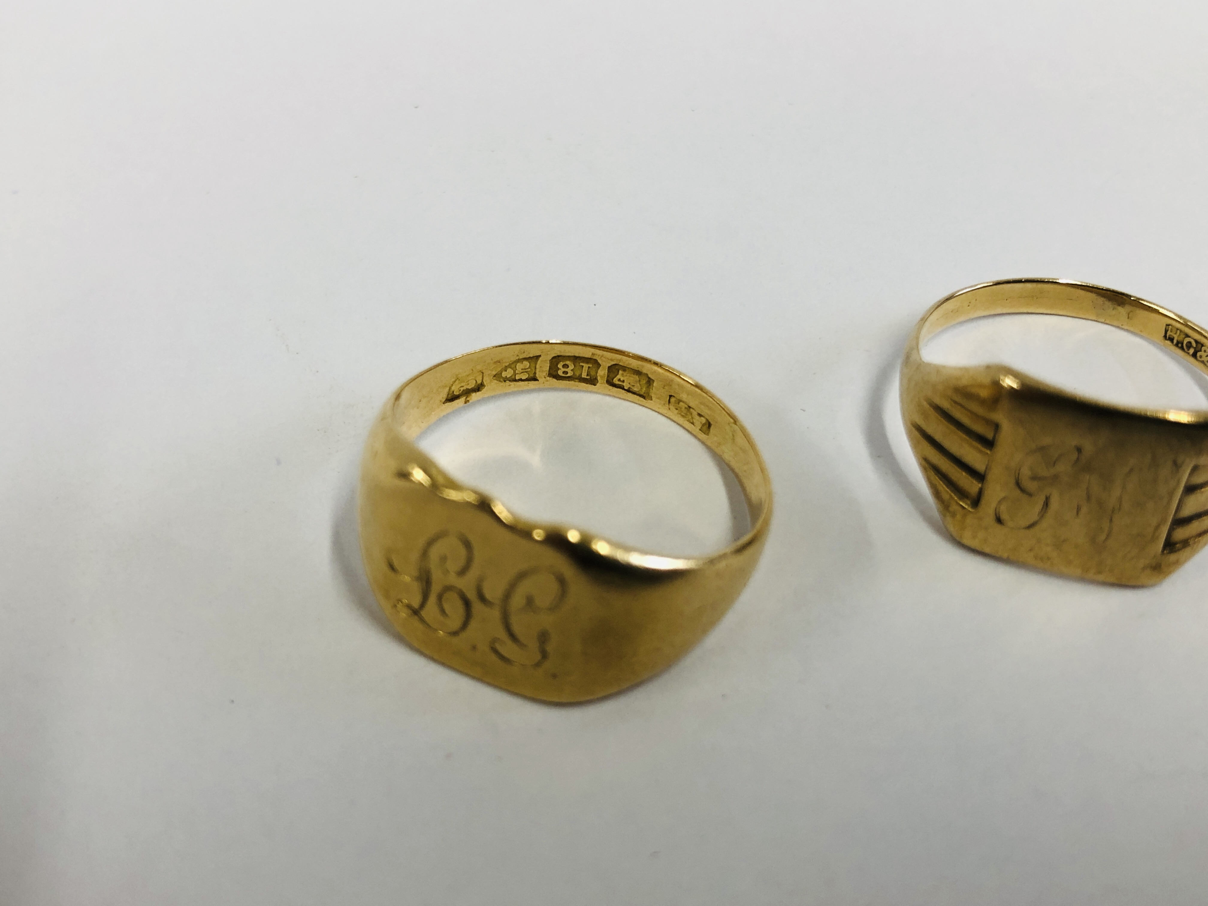 AN 18CT GOLD GENTLEMAN'S SIGNET RING ALONG WITH A FURTHER YELLOW METAL SIGNET RING. - Image 3 of 12