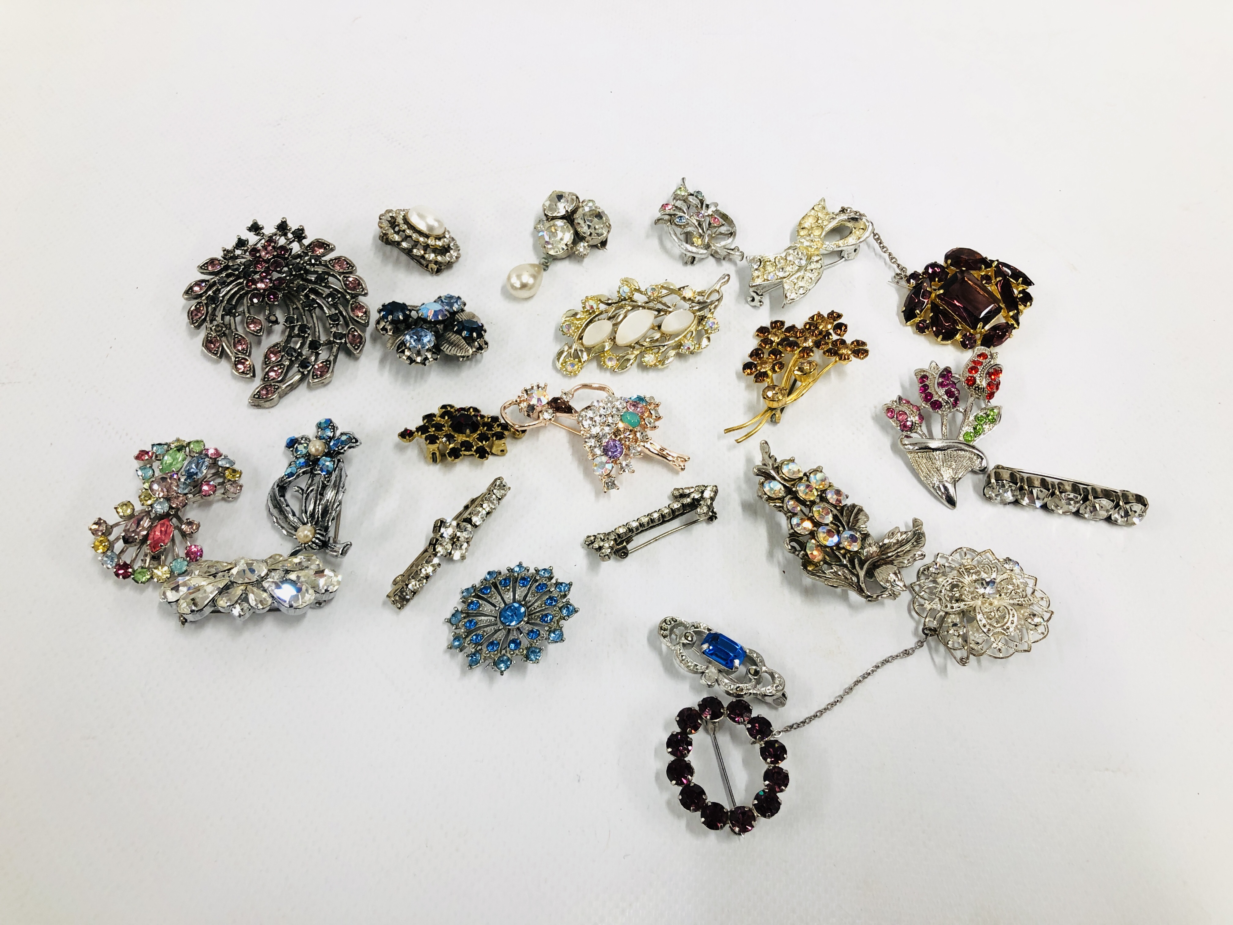 COLLECTION OF 23 VINTAGE AND RETRO SILVER AND GOLD TONE BROOCHES.