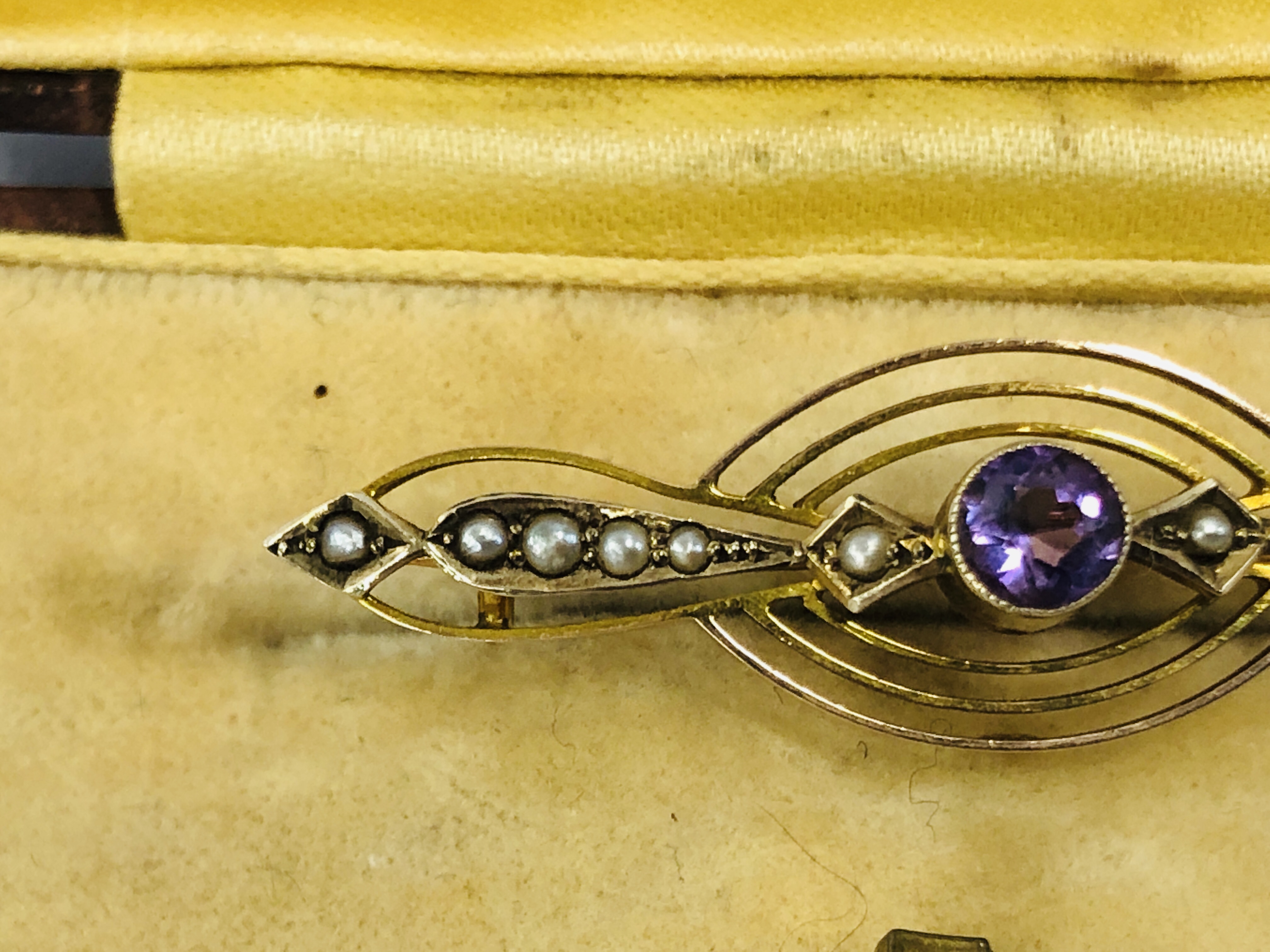 A VINTAGE 9CT BROOCH / PENDANT SET WITH CENTRAL AMETHYST AND SEED PEARLS IN A VINTAGE BOX MARKED - Image 3 of 6