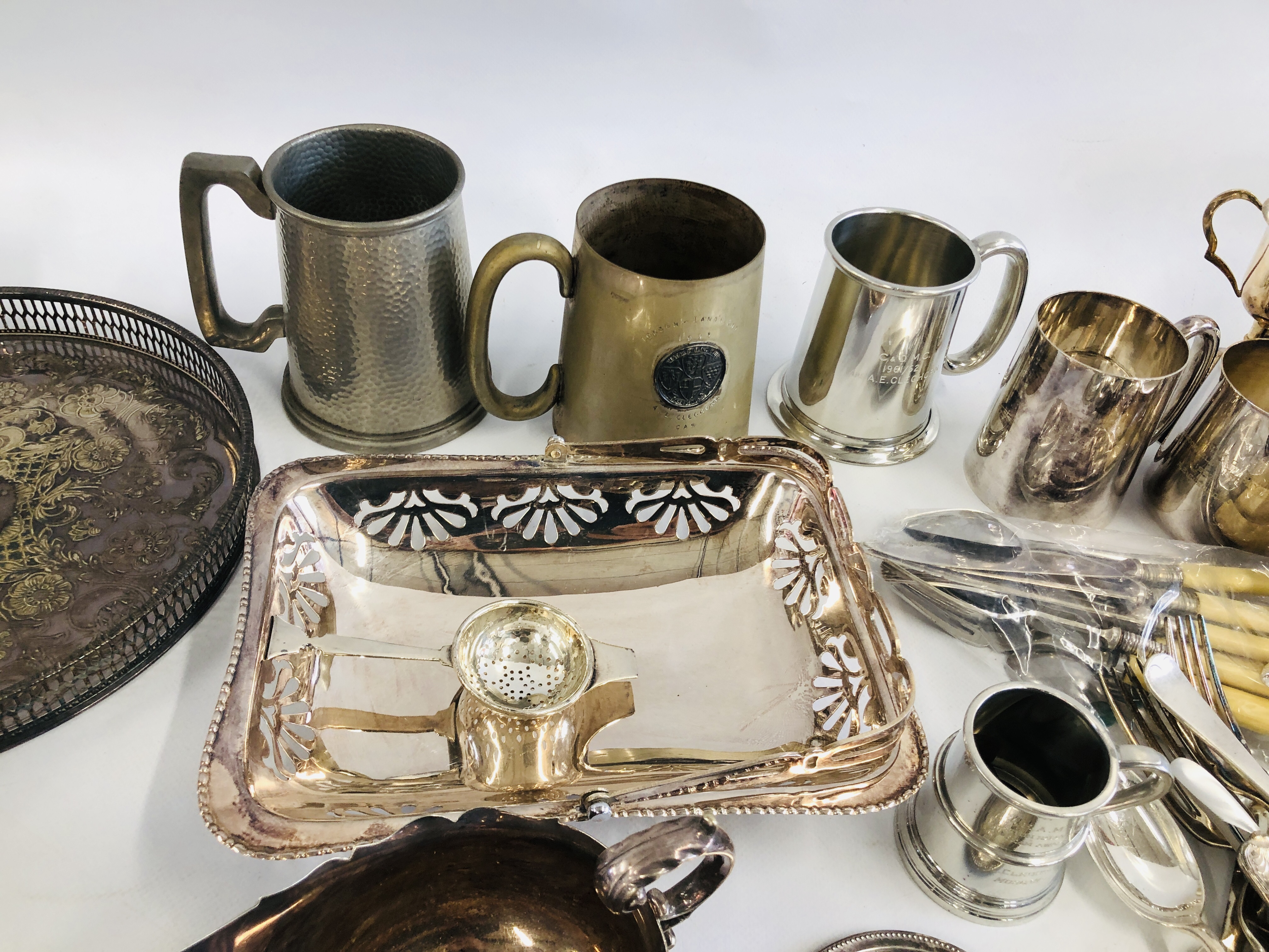 2 X BOXES OF ASSORTED SILVER PLATED WARE TO INCLUDE A GROUP OF TROPHY CUPS AND MUGS, - Image 6 of 8