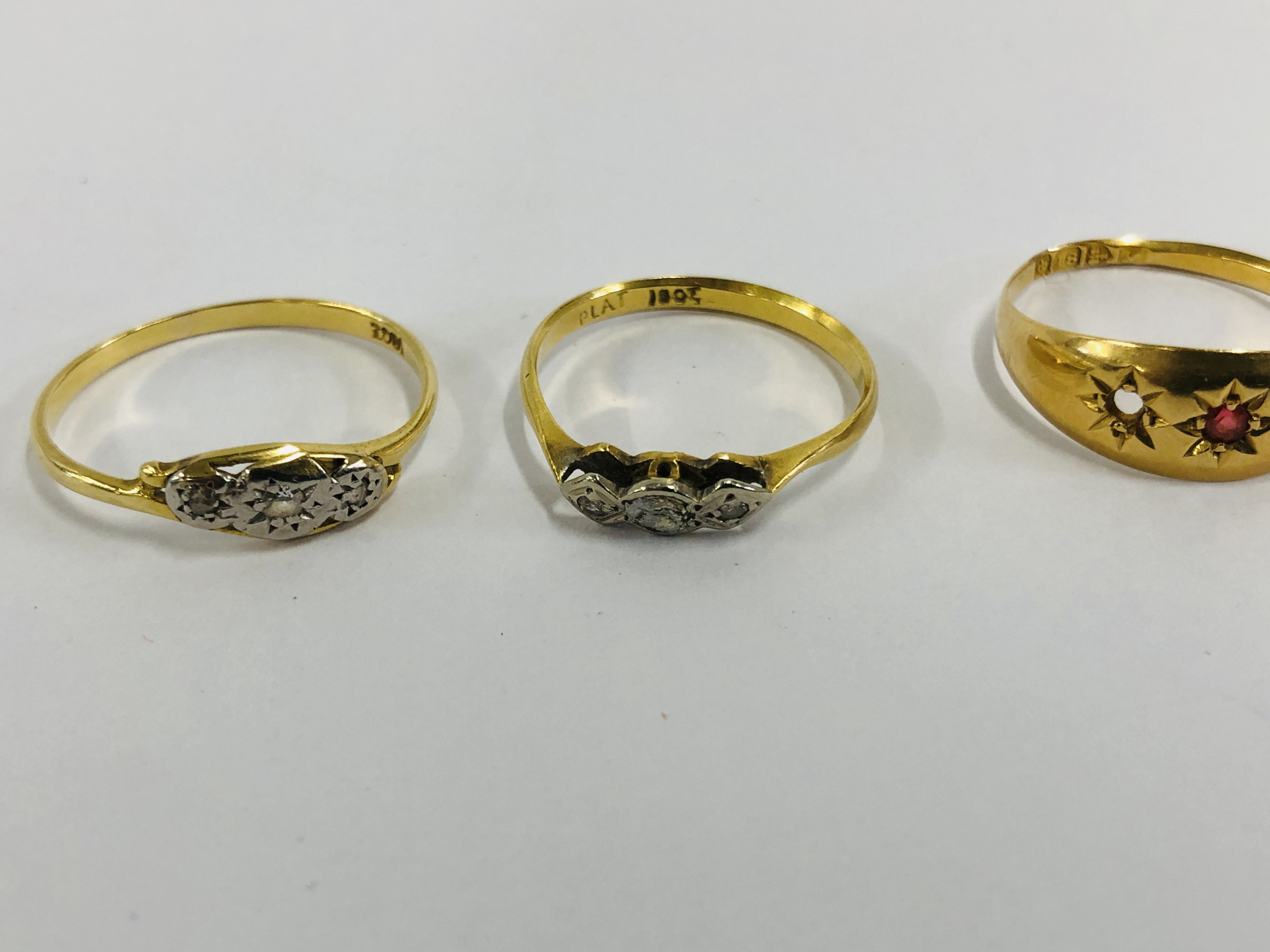 A GROUP OF FOUR VINTAGE 18CT GOLD RINGS TO INCLUDE STONE SET EXAMPLES (A/F REQUIRE ATTENTION STONES - Image 4 of 6