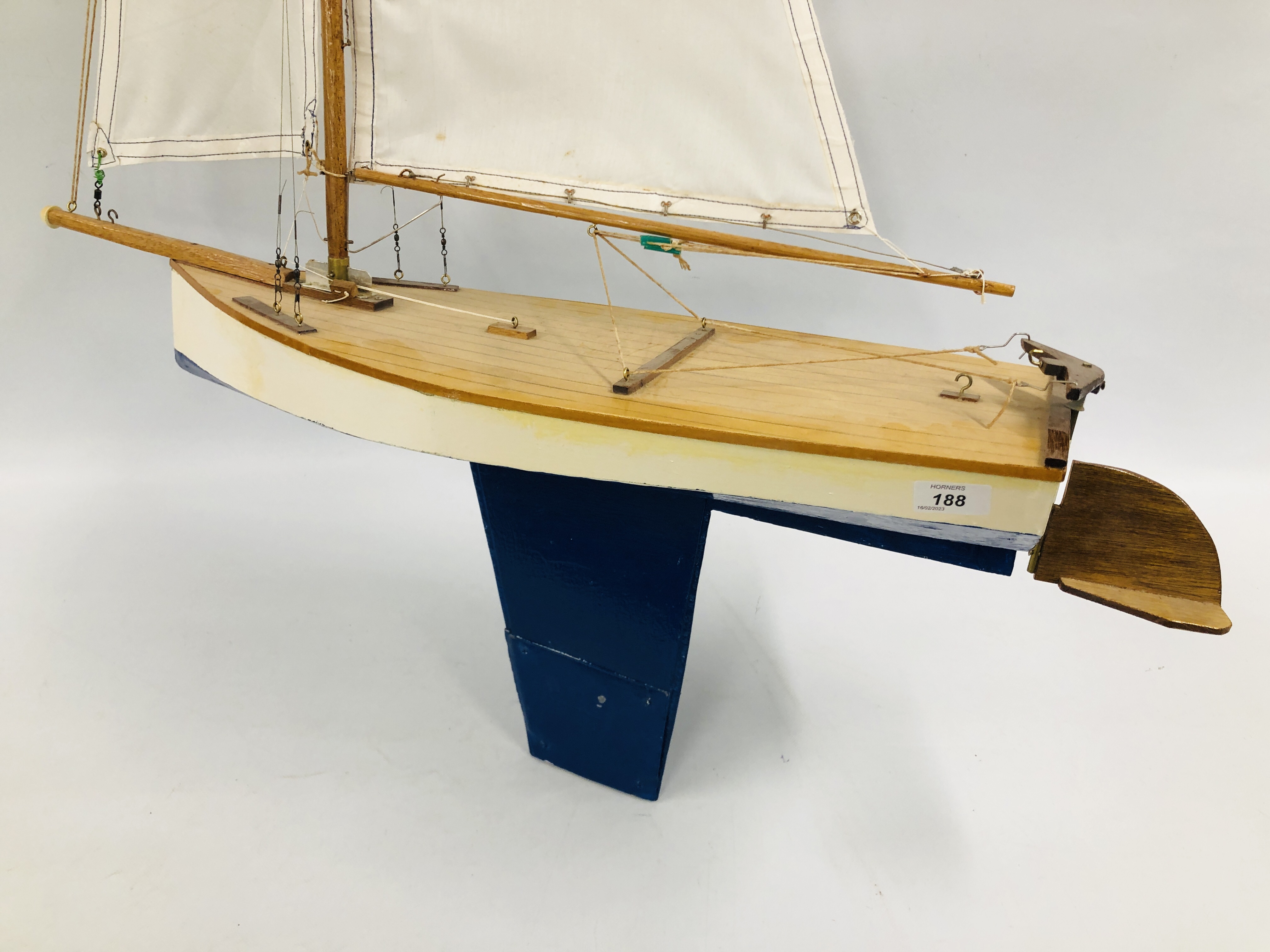 A HANDCRAFTED MODEL YACHT. - Image 3 of 7