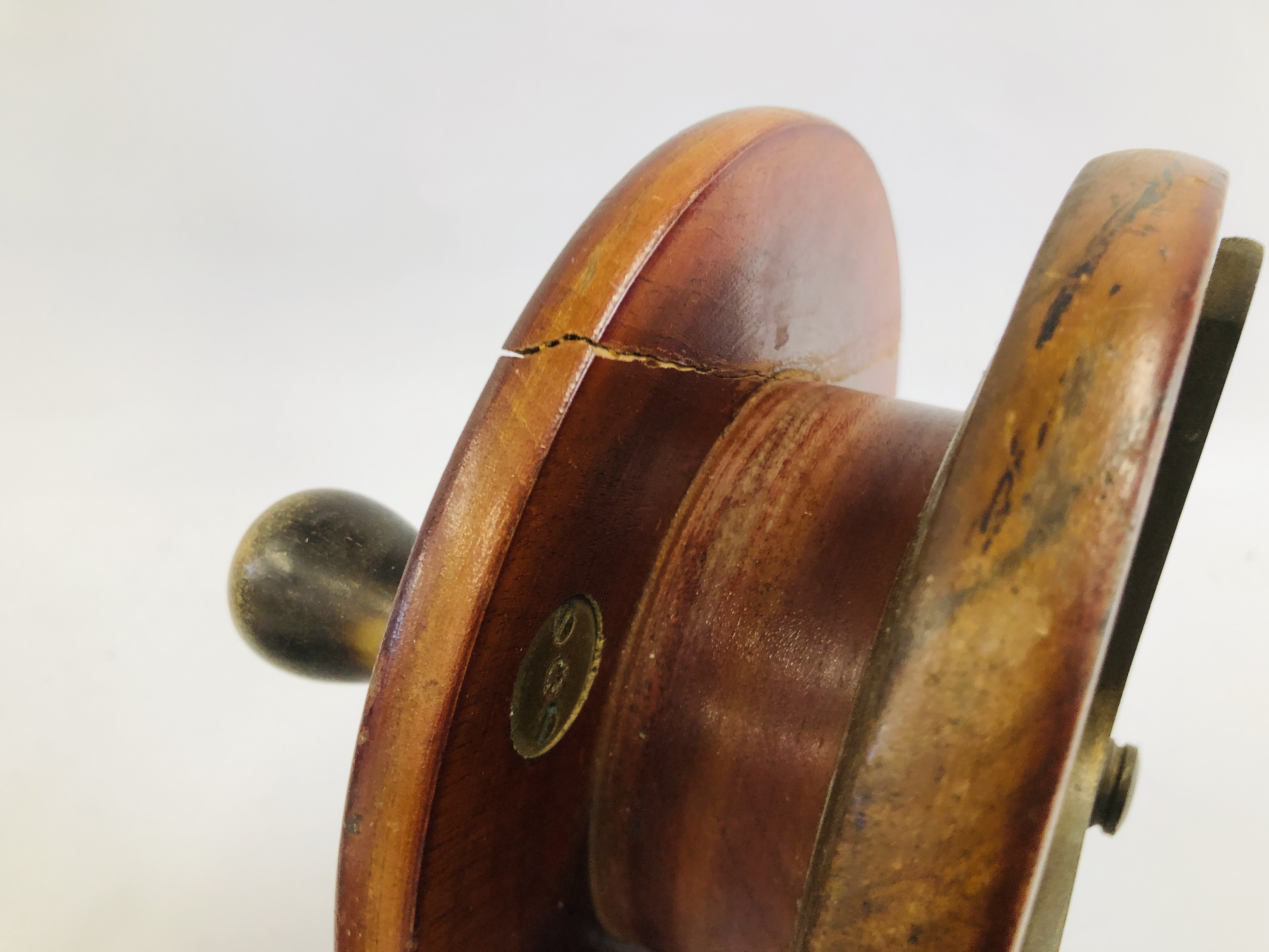 TWO "ALVEY" CENTRE PIN REELS TO INCLUDE SNAPPER REEL ALONG WITH A VINTAGE BRASS MOUNTED CENTRE PIN - Image 10 of 12