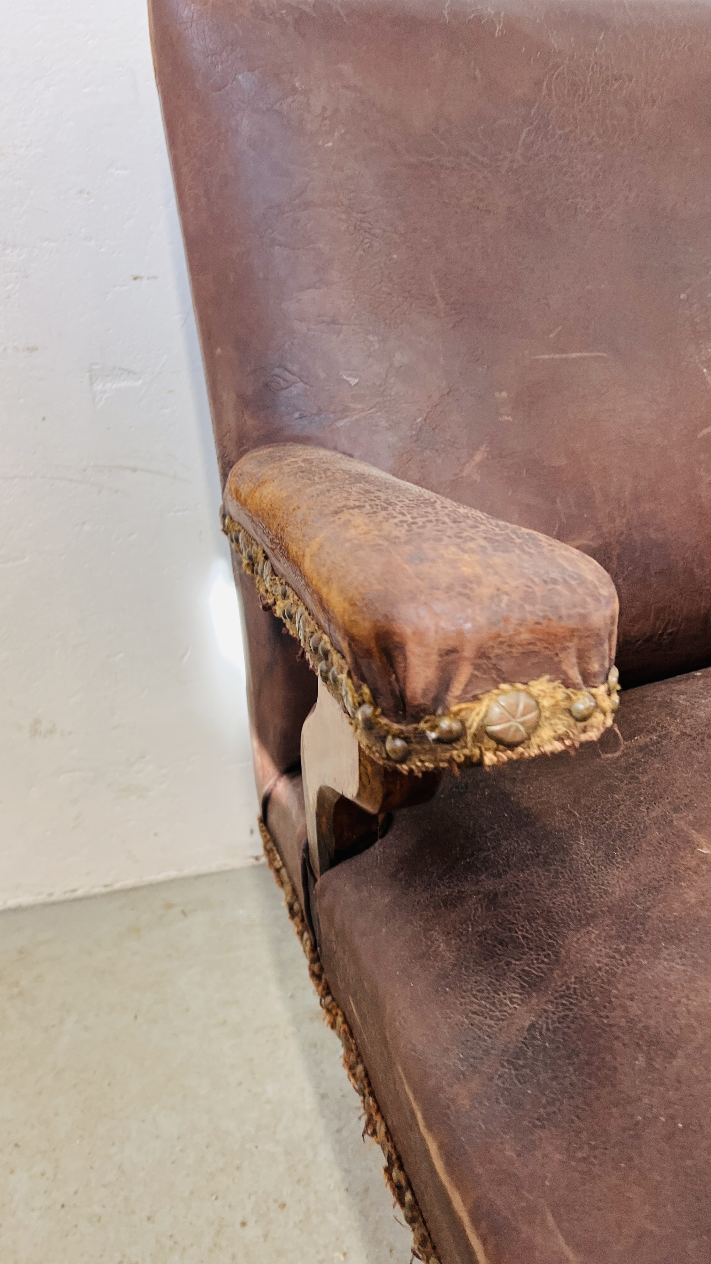 A VINTAGE LEATHER UPHOLSTERED BENCH - W 125CM. - Image 13 of 15