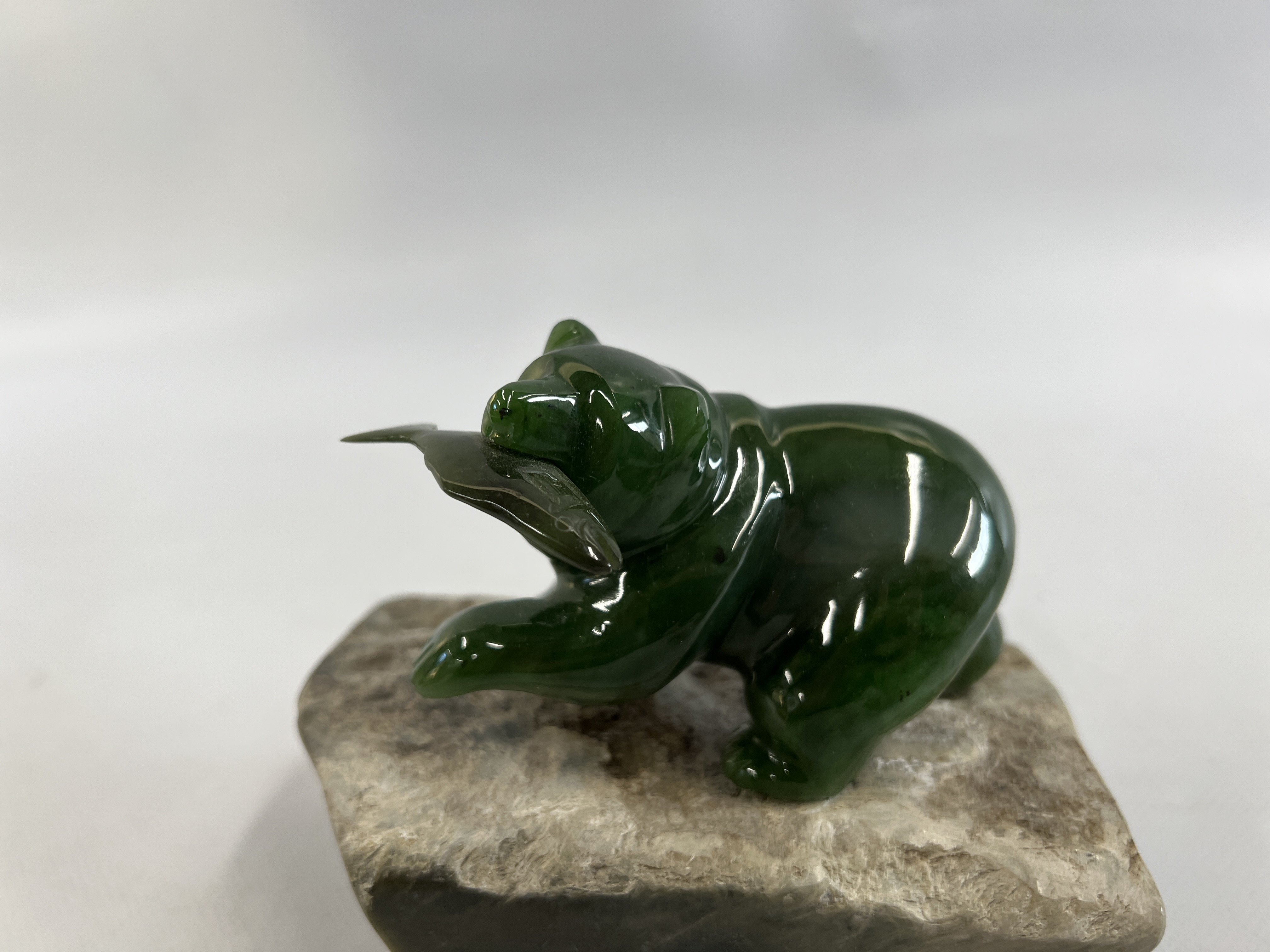 A B.C. JADE CARVING SIGNED BY CANADIAN ARTIST "TONY WU" FEATURES A BEAR - Image 6 of 9